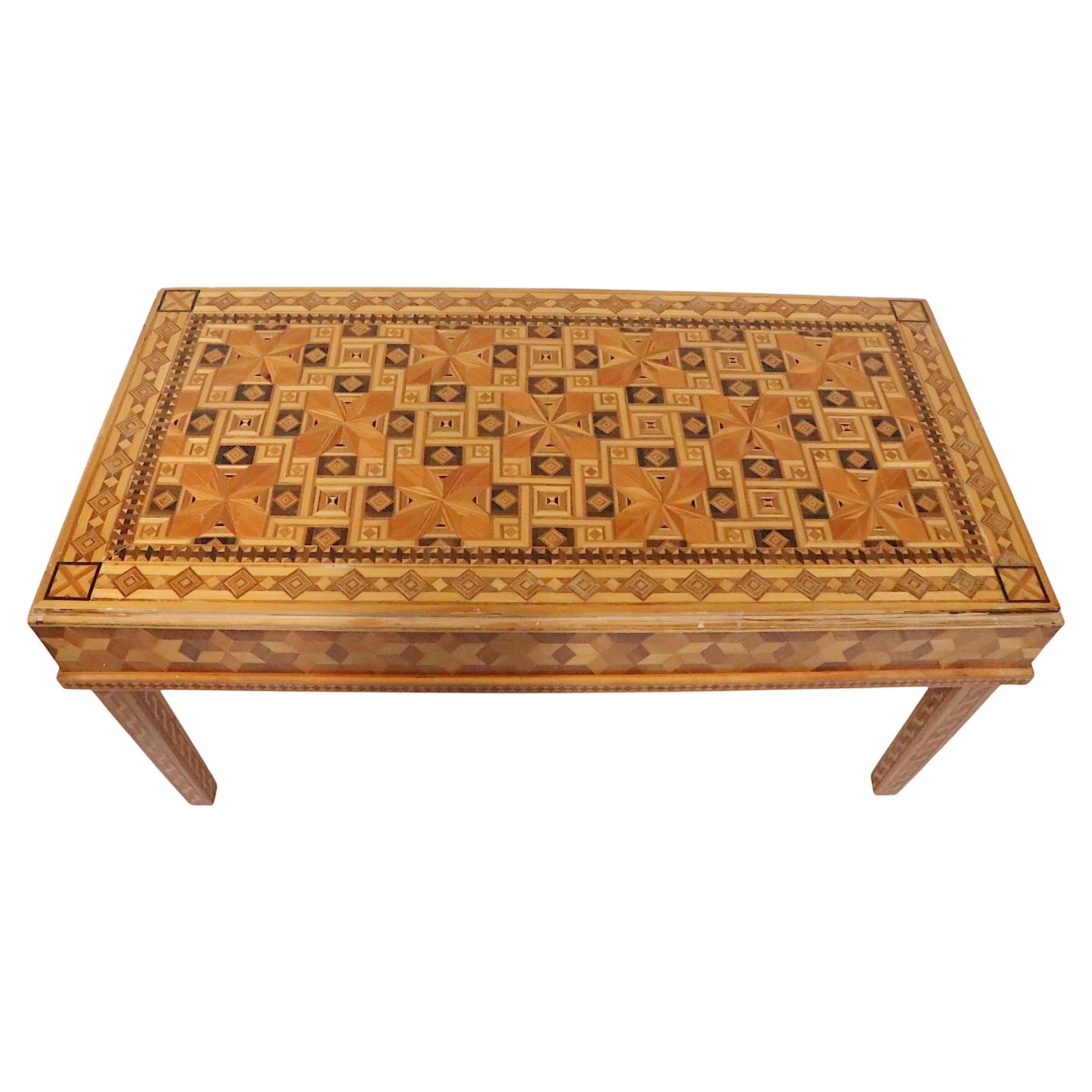 Marqueterie Table basse en marqueterie de style anglo-indien avec plateau  c. 1930/50's en vente