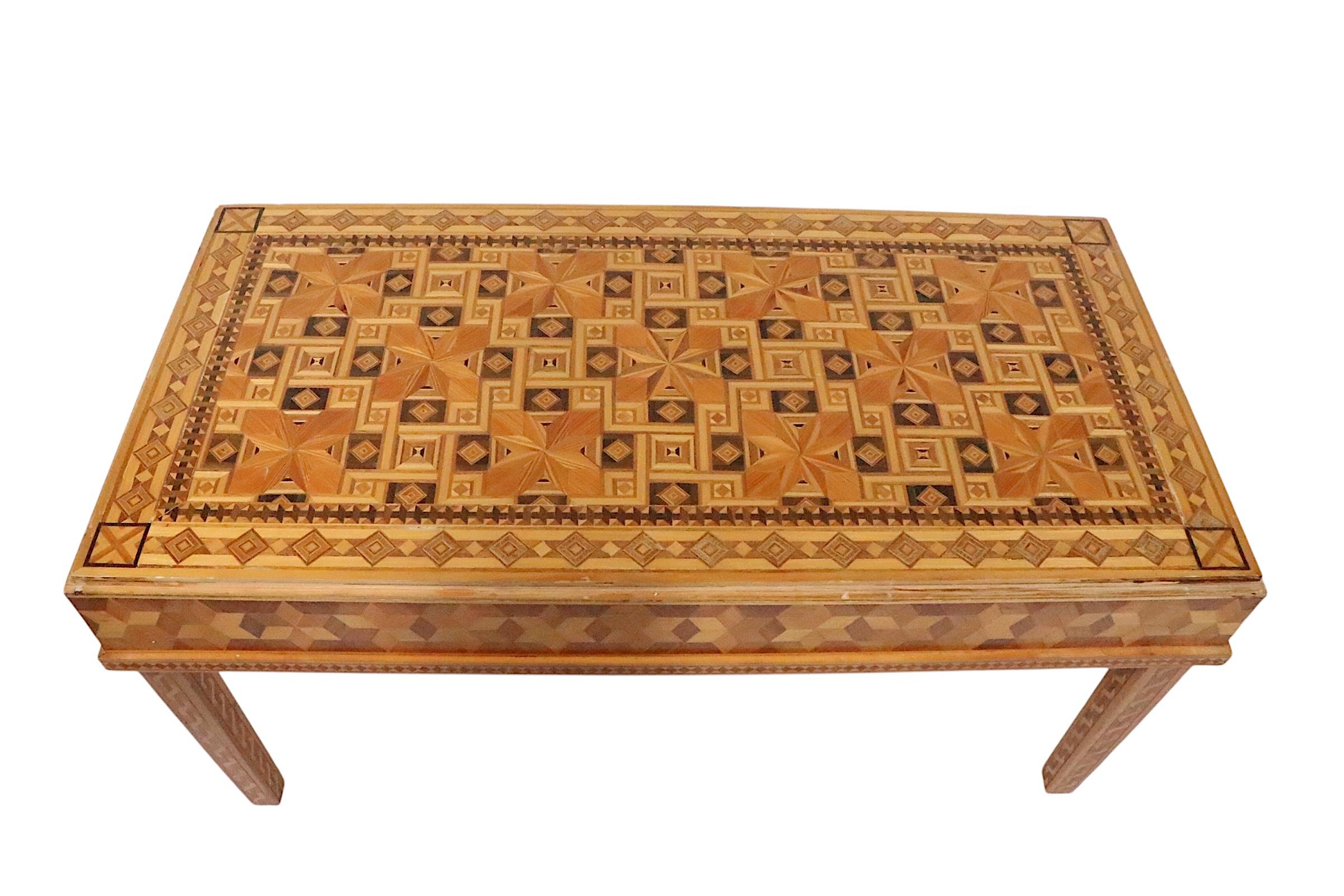 Table basse en marqueterie de style anglo-indien avec plateau  c. 1930/50's Bon état - En vente à New York, NY