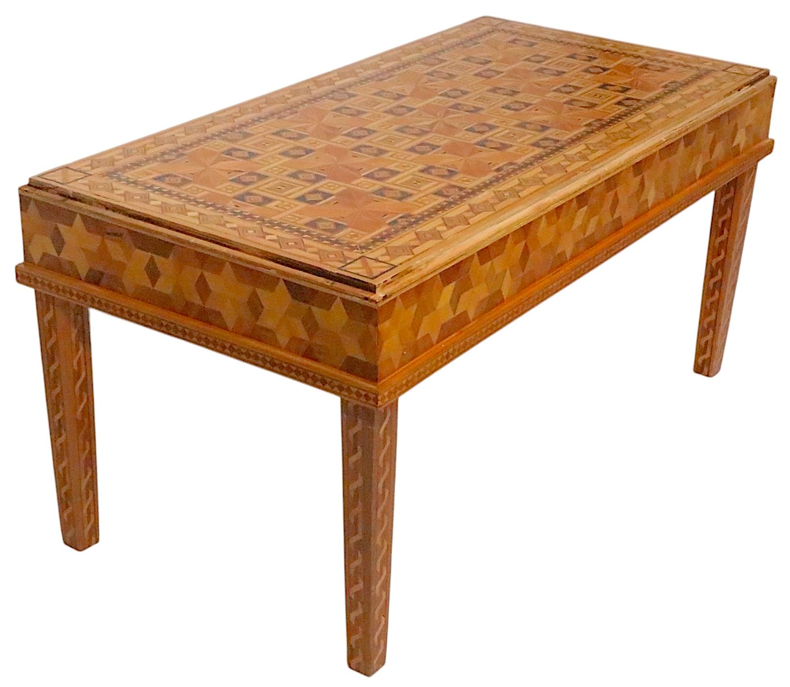 Bois Table basse en marqueterie de style anglo-indien avec plateau  c. 1930/50's en vente