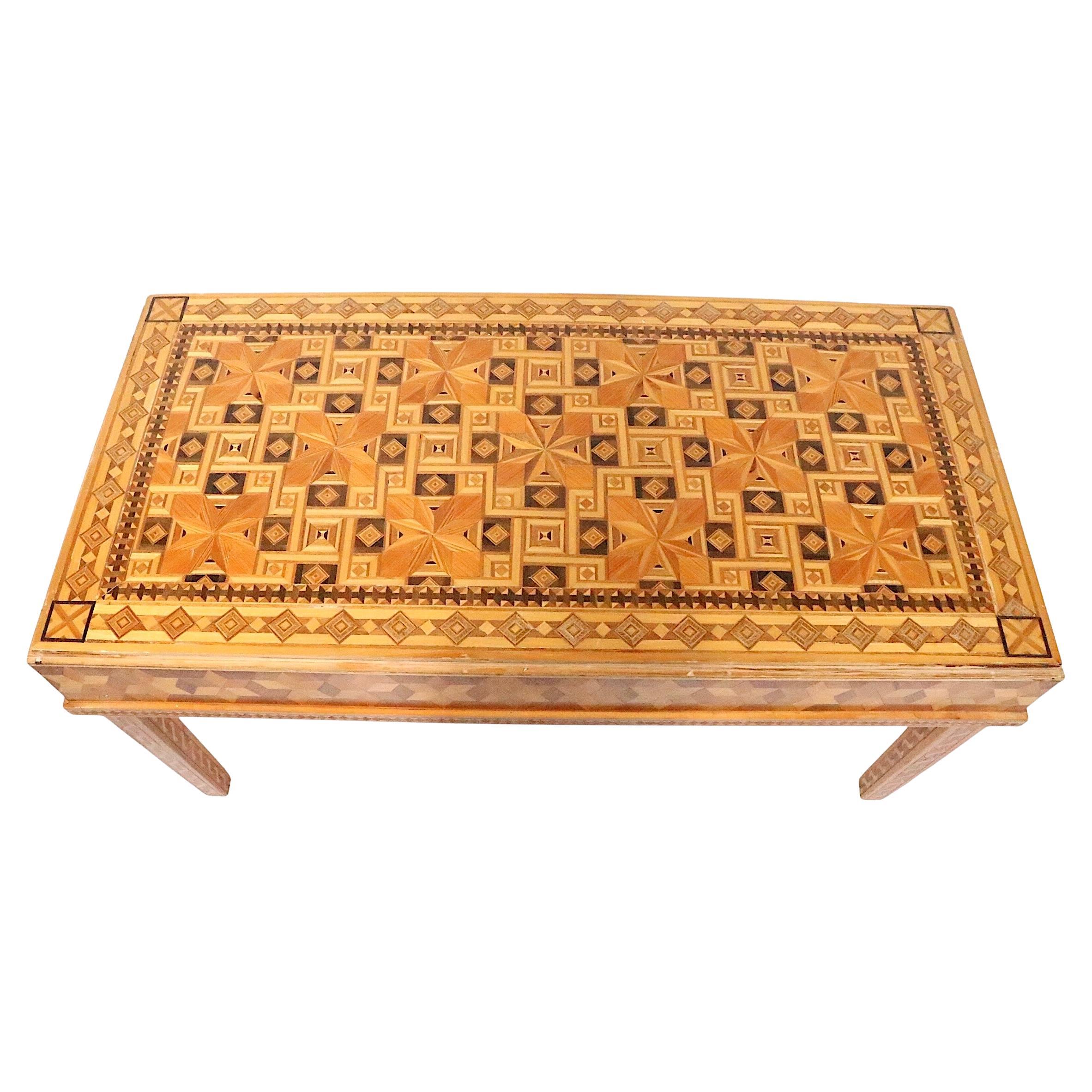 Table basse en marqueterie de style anglo-indien avec plateau  c. 1930/50's