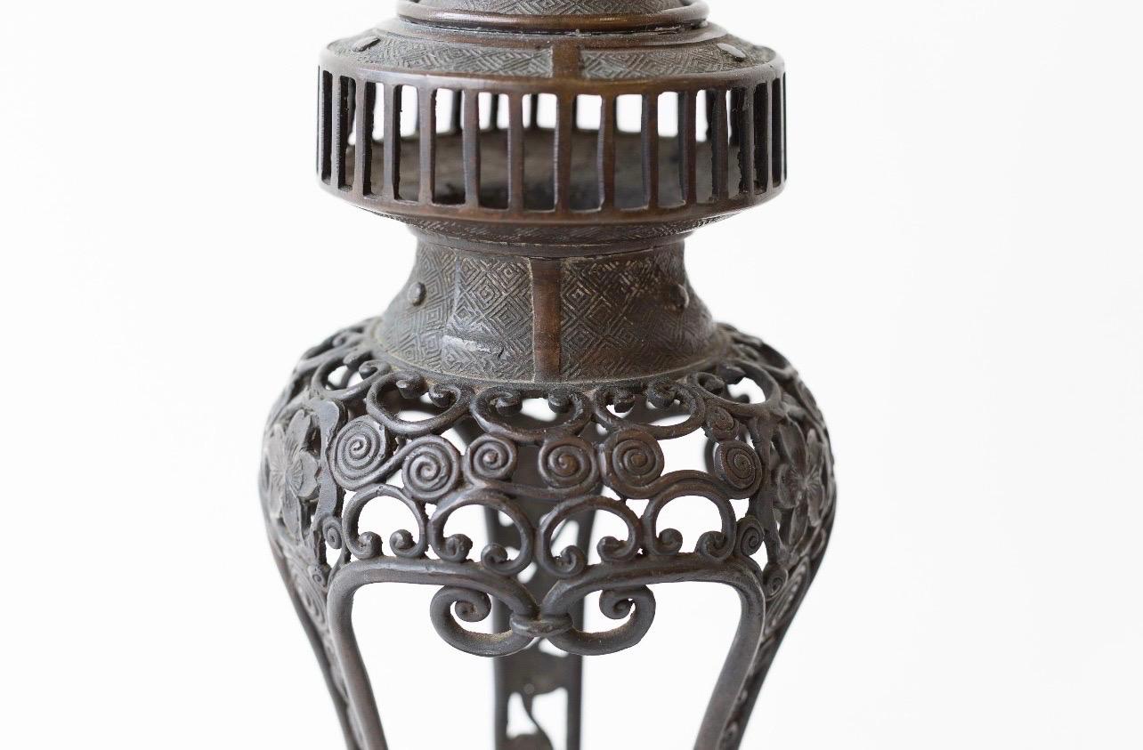 Japonais Bougeoirs en métal japonais anciens et complexes Shokudai en vente