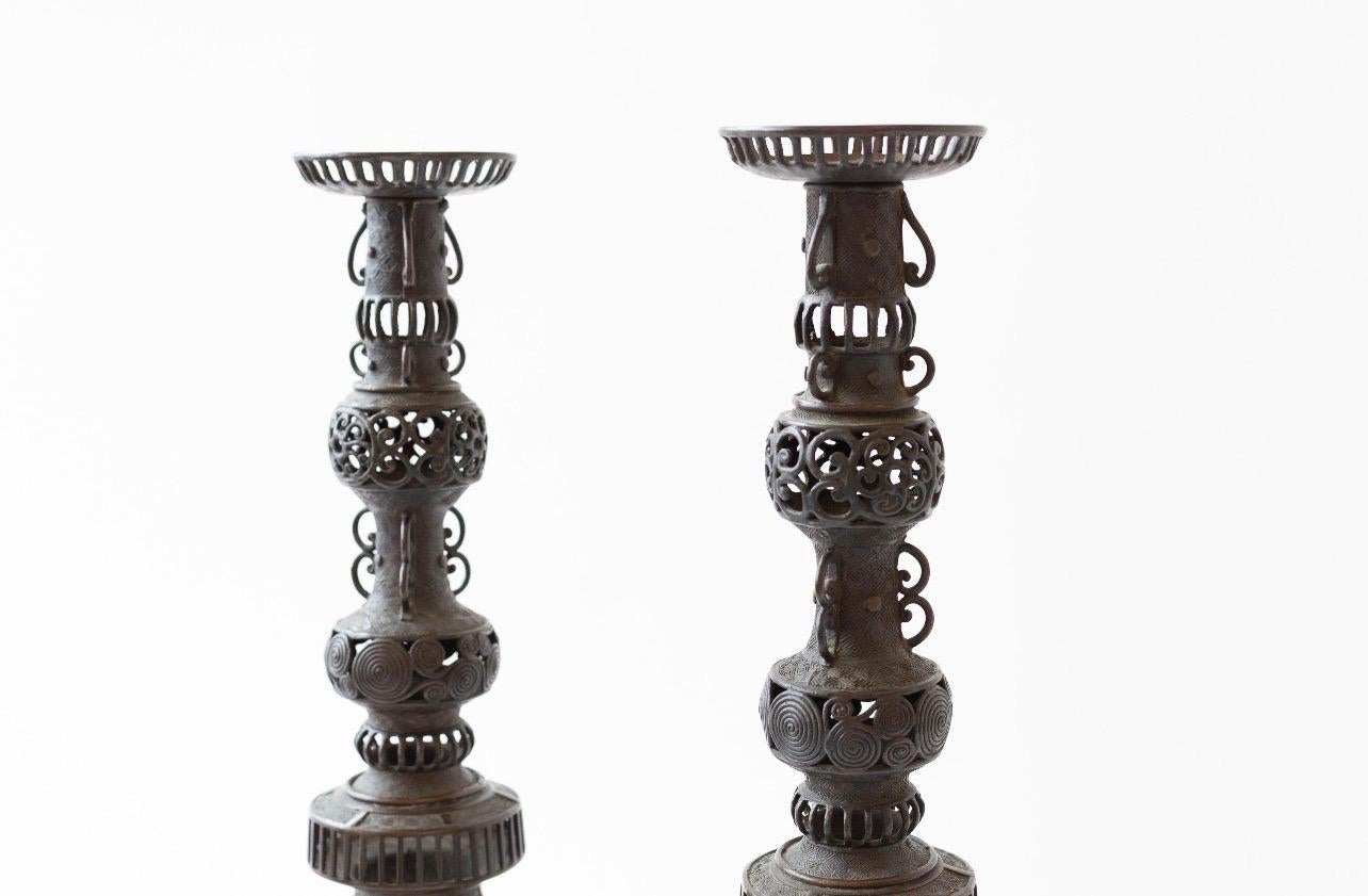 Fait main Bougeoirs en métal japonais anciens et complexes Shokudai en vente