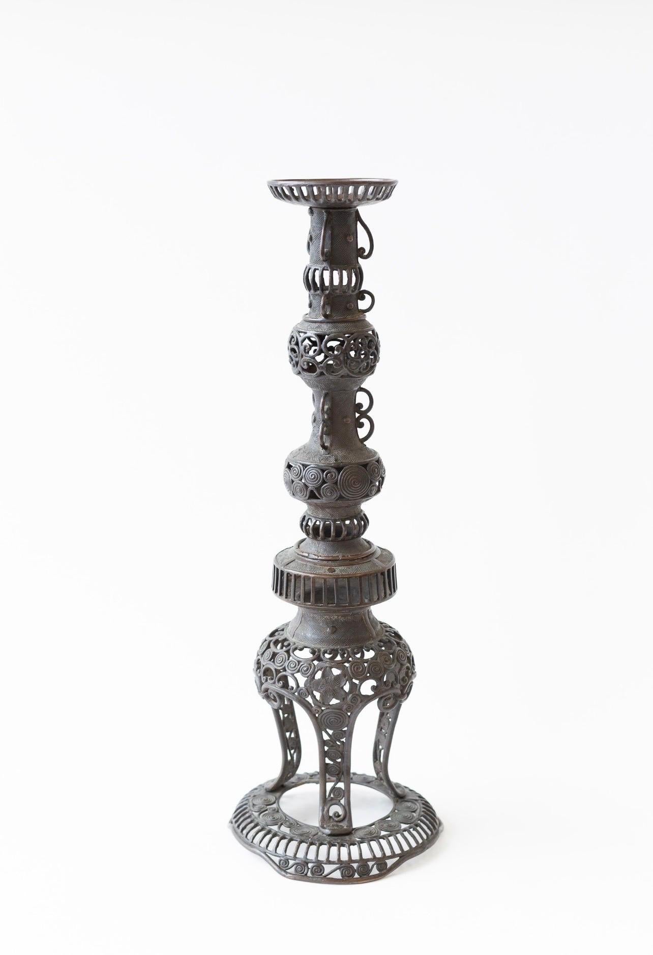 Bougeoirs en métal japonais anciens et complexes Shokudai Bon état - En vente à New York, NY