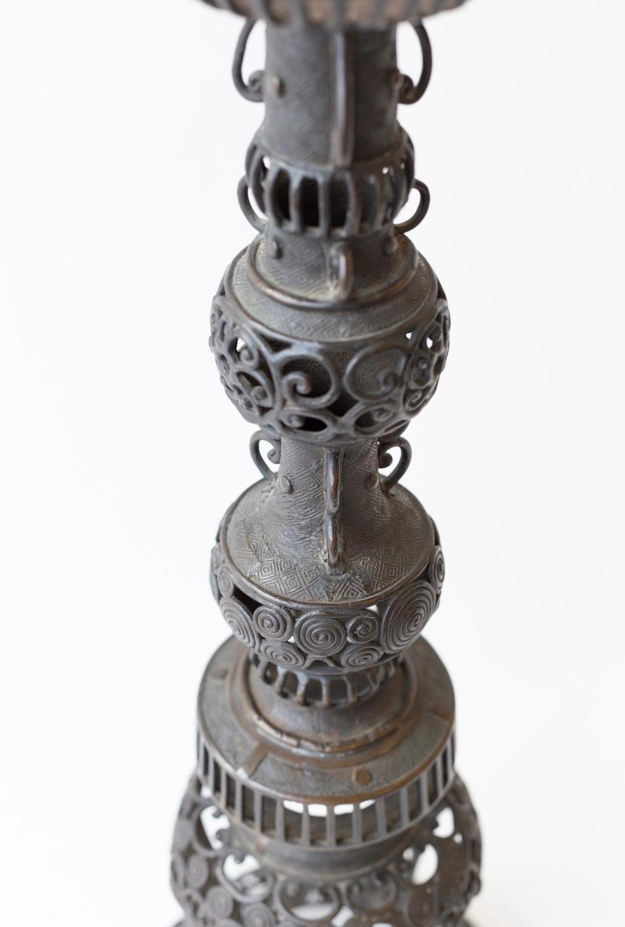 Métal Bougeoirs en métal japonais anciens et complexes Shokudai en vente