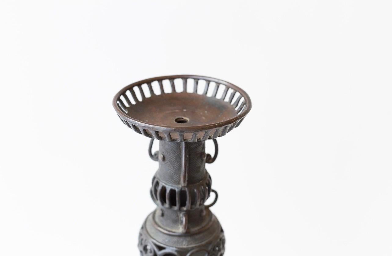 Bougeoirs en métal japonais anciens et complexes Shokudai en vente 1