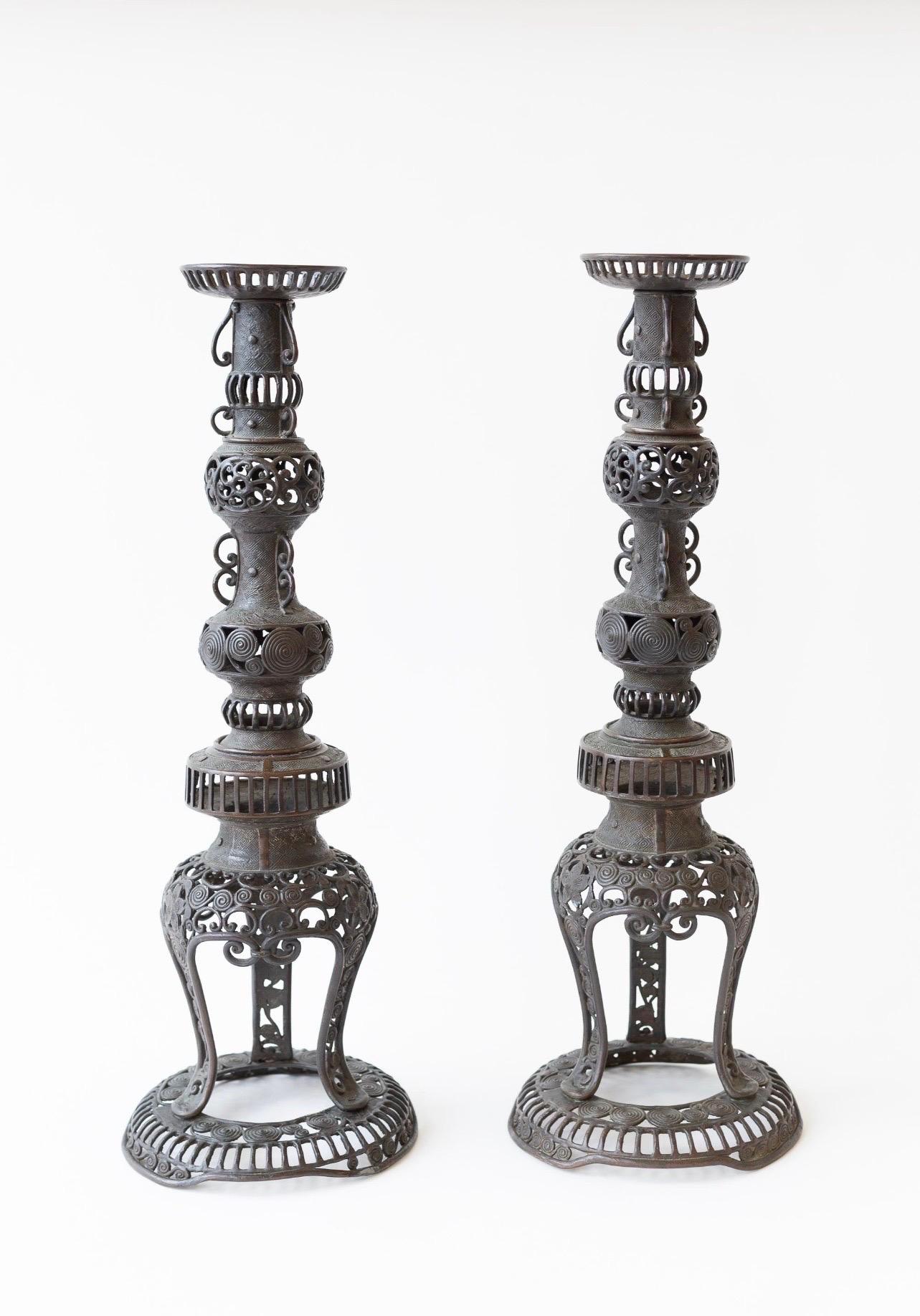 Bougeoirs en métal japonais anciens et complexes Shokudai en vente 2