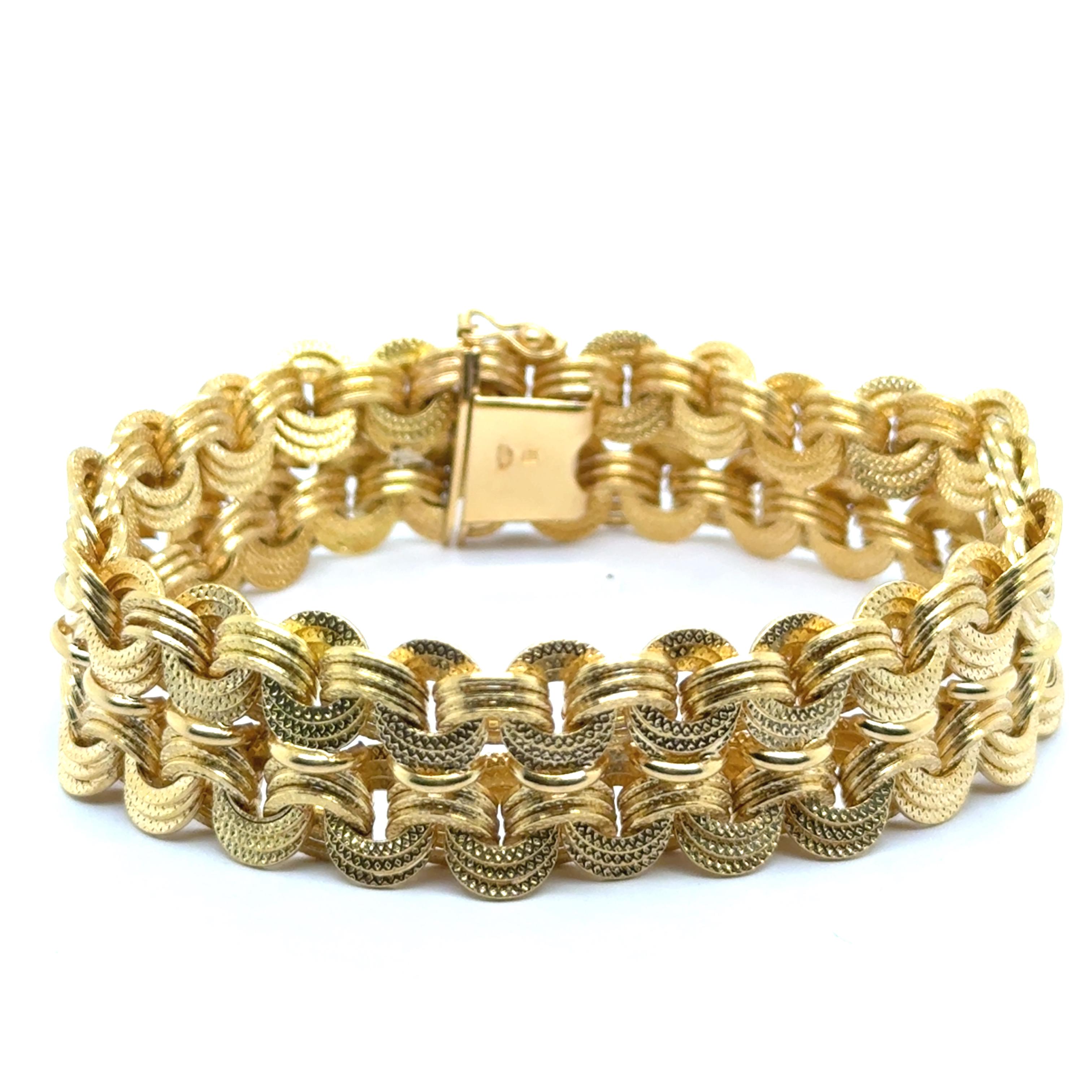 Voici ce bracelet en or exquis, véritable chef-d'œuvre d'artisanat. D'un poids de 44,41 grammes, il allie la solidité à la légèreté et à l'élégance. 

Les maillons entrelacés créent une texture fascinante, tandis que le fermoir sécurisé assure un