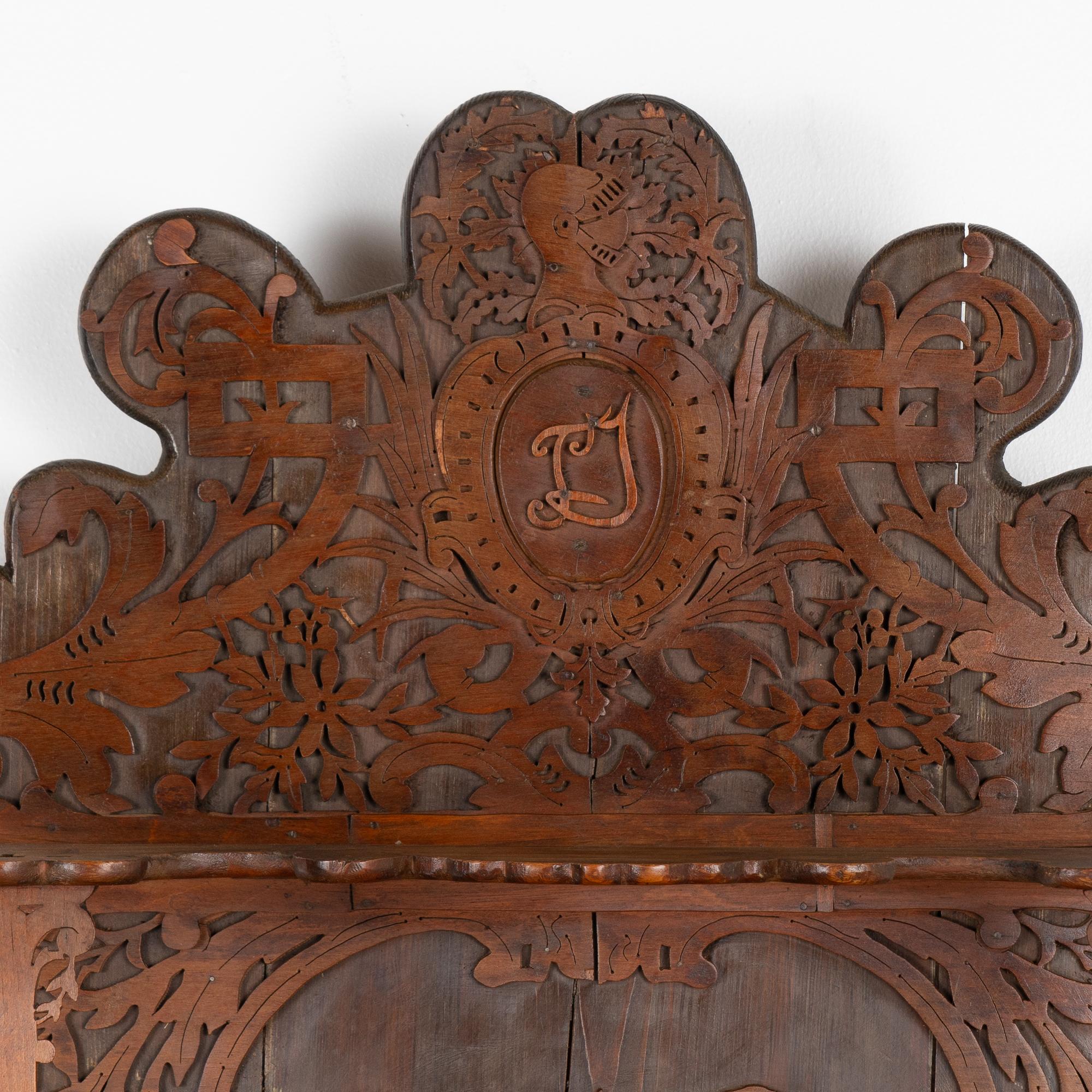 Estante colgante intrincadamente tallado con animales y caballero, hacia 1890-1910 De campo en venta