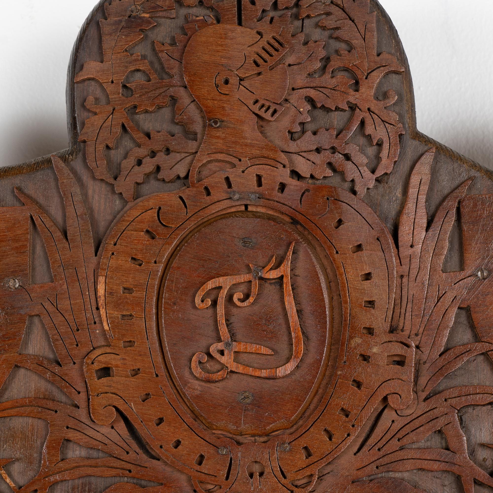 Estante colgante intrincadamente tallado con animales y caballero, hacia 1890-1910 Húngaro en venta