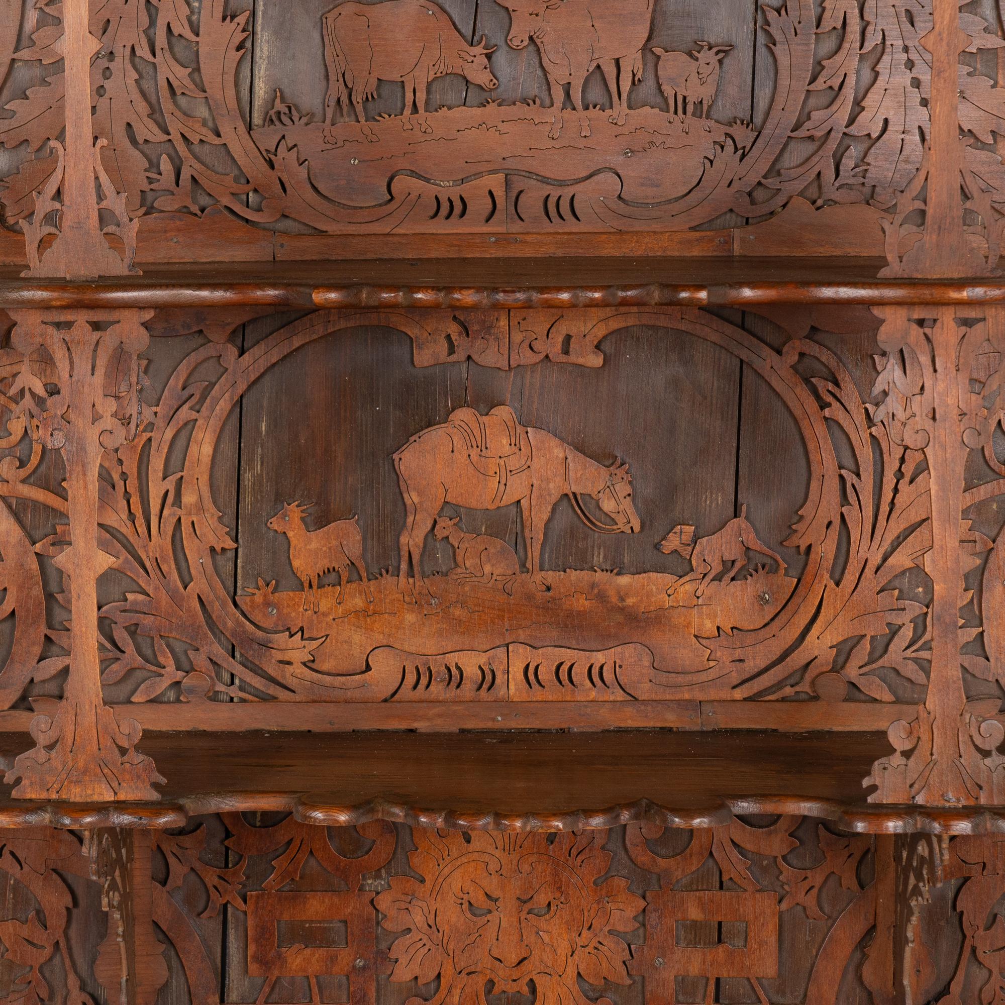 Estante colgante intrincadamente tallado con animales y caballero, hacia 1890-1910 Tallado en venta