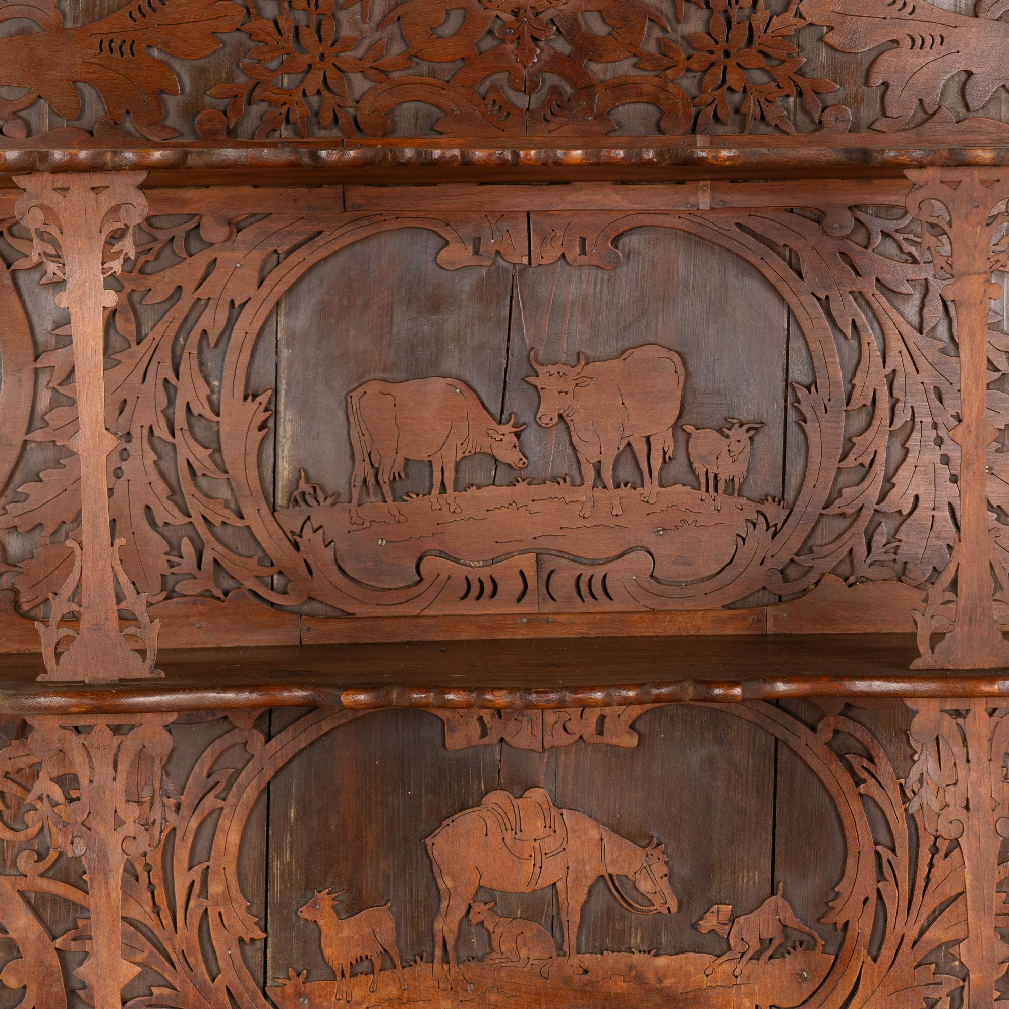 Estante colgante intrincadamente tallado con animales y caballero, hacia 1890-1910 en Bueno estado para la venta en Round Top, TX