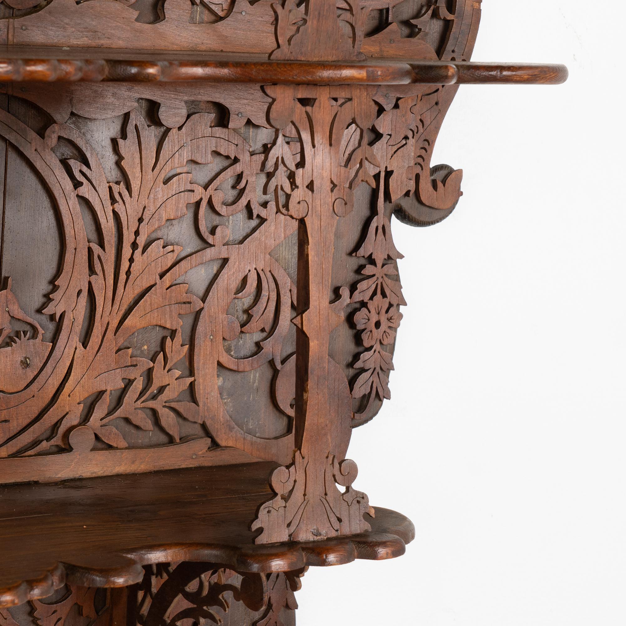 Estante colgante intrincadamente tallado con animales y caballero, hacia 1890-1910 Madera en venta