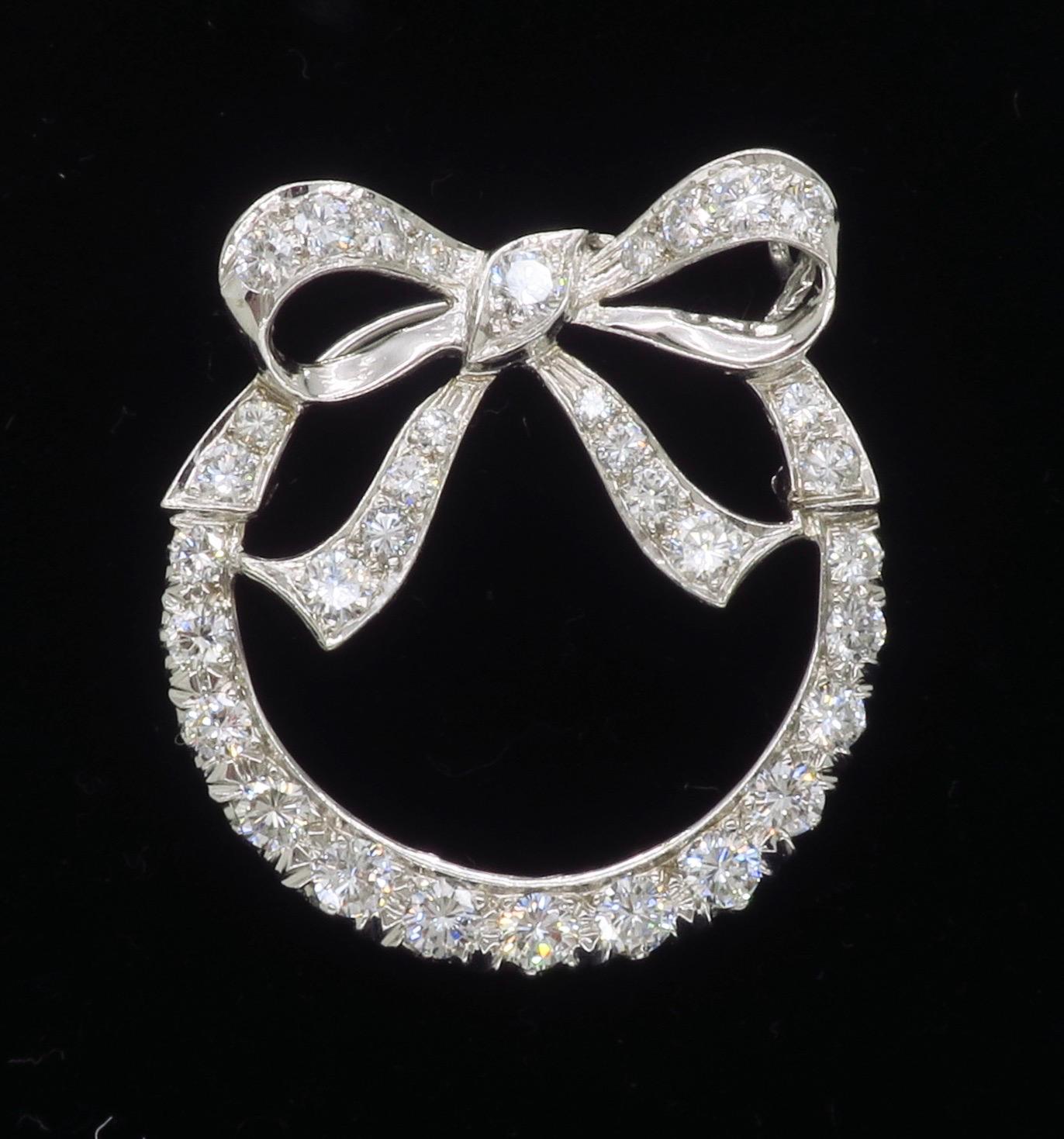 Vintage-Brosche mit Diamanten, gefertigt aus 14 Karat Weißgold.

Diamant Karat Gewicht: Ungefähr 1,95CTW
Diamant-Schliff: Diamanten im runden Brillantschliff
Farbe: Durchschnittlich E-F
Klarheit: Durchschnittlich VS
Metall: 14k Weißgold 
Gewicht: