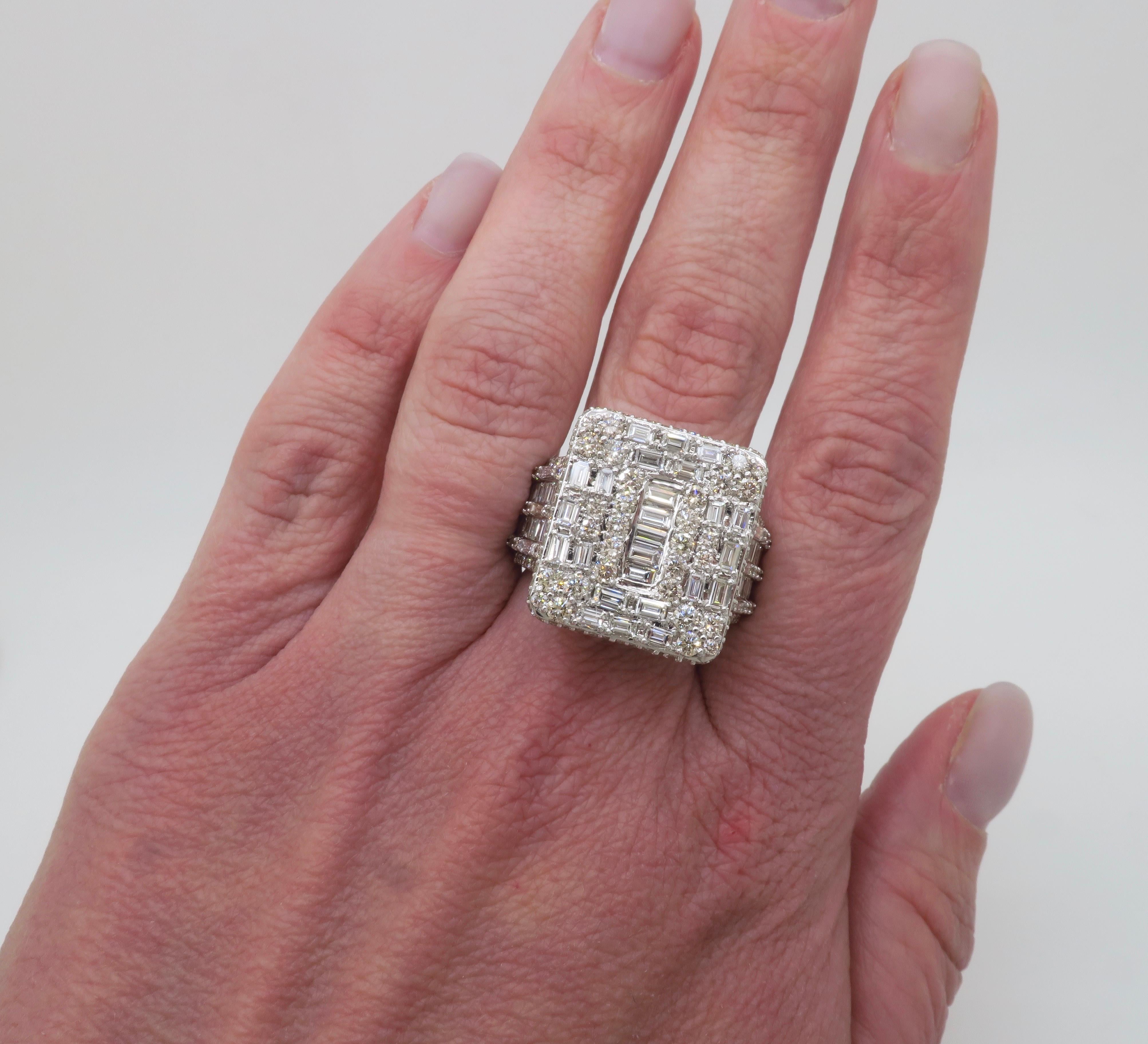 Intrincado anillo de oro blanco de 14k con incrustaciones de 5,65 TQW de diamantes Baguette y Redondos. 

Peso en quilates del diamante: 5,65ctw Diamantes extraídos de la tierra
Talla de diamante: Talla Redonda Brillante y Baguette 
Color:
