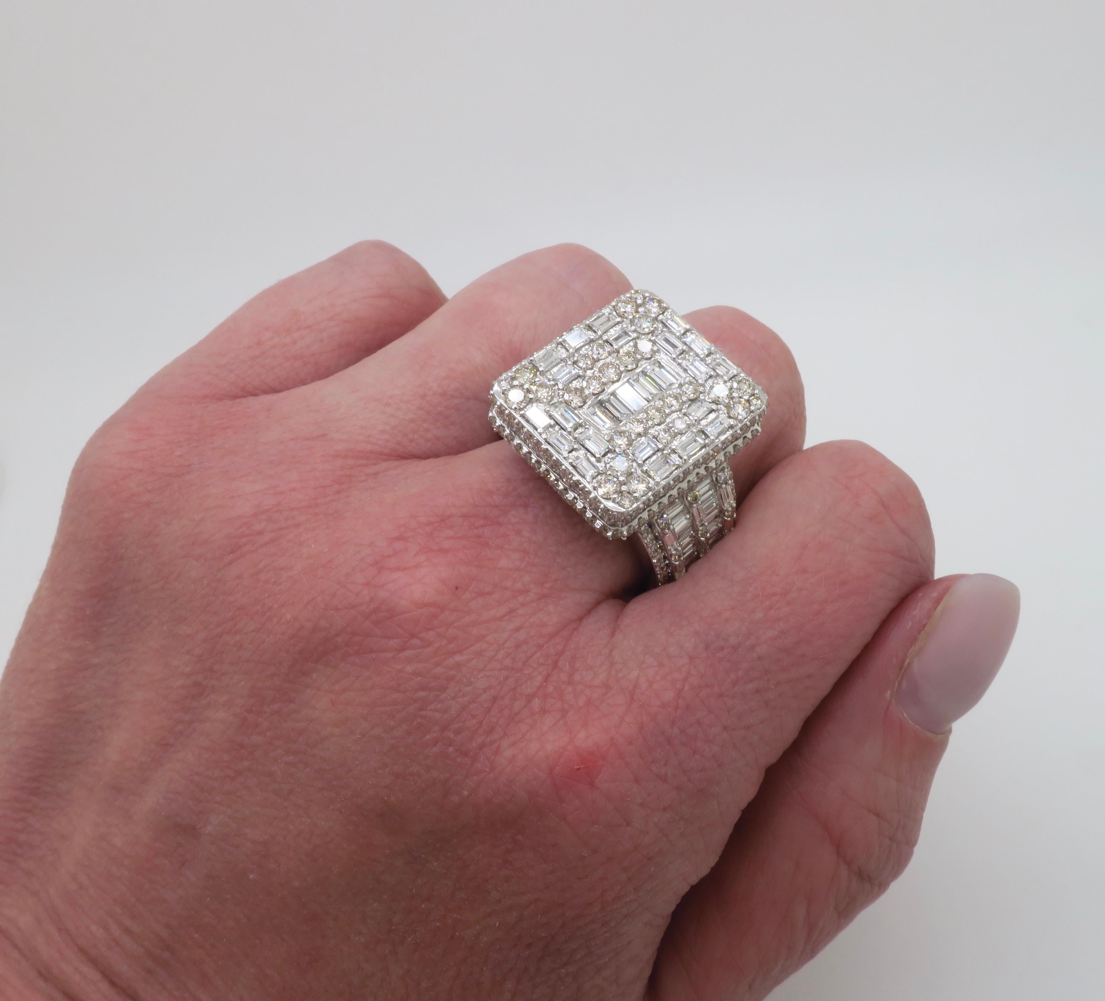 Intrincado Anillo con Diamantes Incrustados hecho con 5,65 TQW de Diamantes Corte baguette en venta