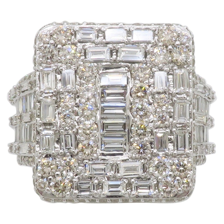 Intrincado Anillo con Diamantes Incrustados hecho con 5,65 TQW de Diamantes en venta