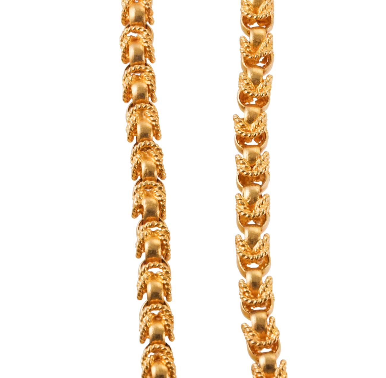 Collier à chaîne extra longue en or jaune 18 carats, présentant un design complexe de maillons - cercles tissés et polis entrelacés.  Le collier n'a pas de fermoir ni d'ouverture et mesure 54