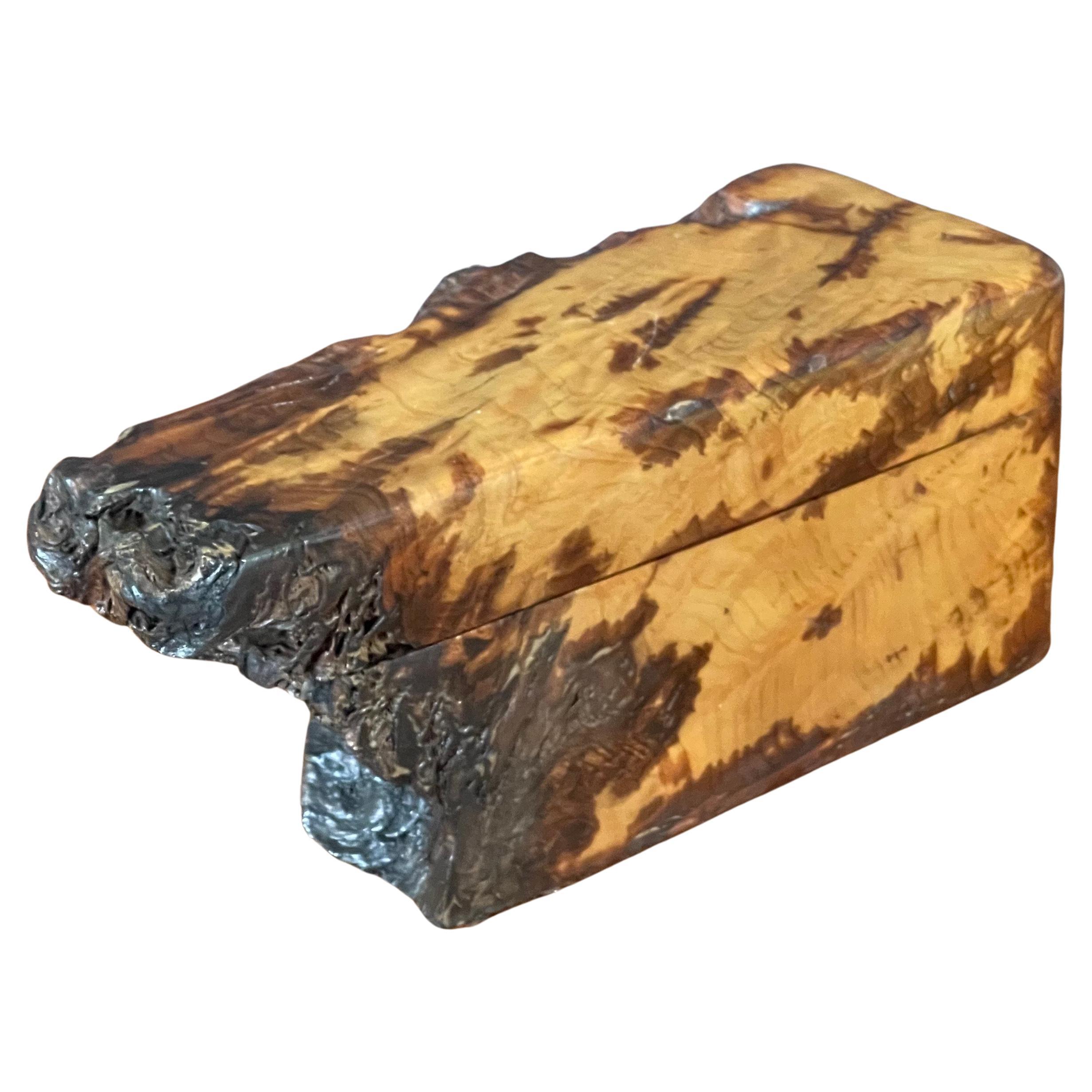 An unusual live edge burl wood trinket box, circa 1980s. The box has a removable lid and is in great vintage condition; it measures 8.75