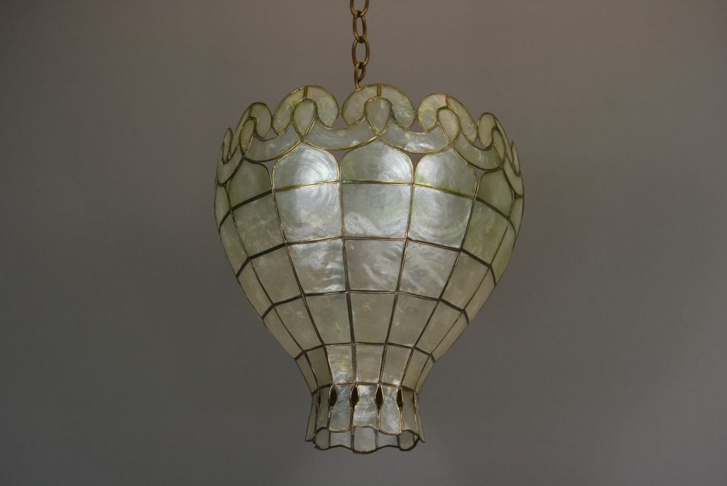Monture de lampe en coquillage capiz à bordures complexes
trois groupes de lumières internes.