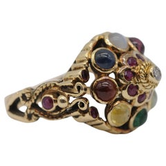 Bague orientale complexe avec rubis, saphirs et autres pierres précieuses cabochon