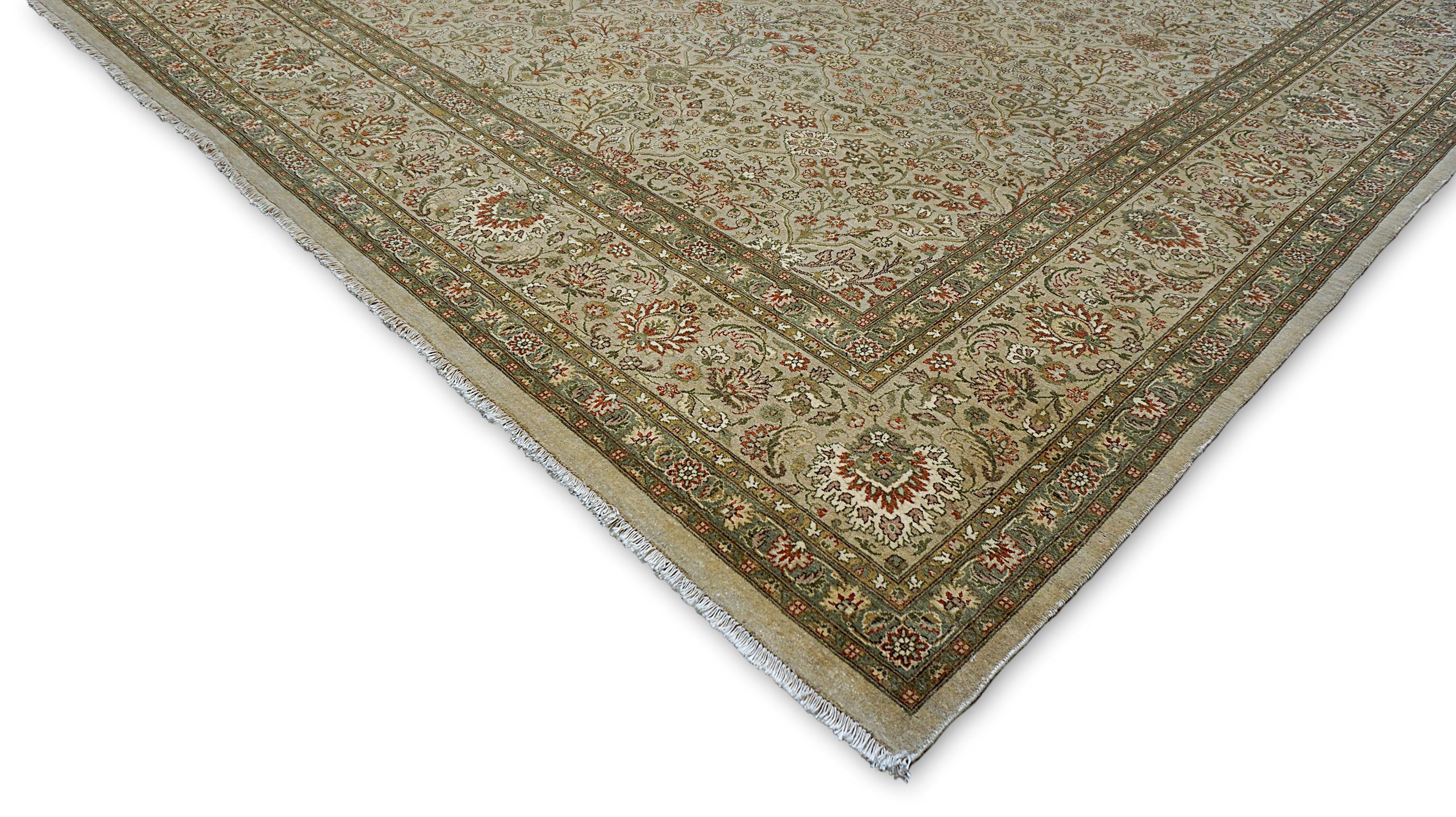 Ce tapis en laine noué à la main est un remarquable exemple de l'excellence de l'artisanat. Il présente un motif floral complexe de vigne sur un fond ivoire doux. De délicats motifs botaniques dans les tons ivoire, rouge et beige s'entrelacent