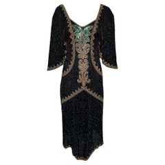 Aufwändig perlenbesetztes Seidenkleid mit Rückenschärpe, Plus Size, 1980er Jahre