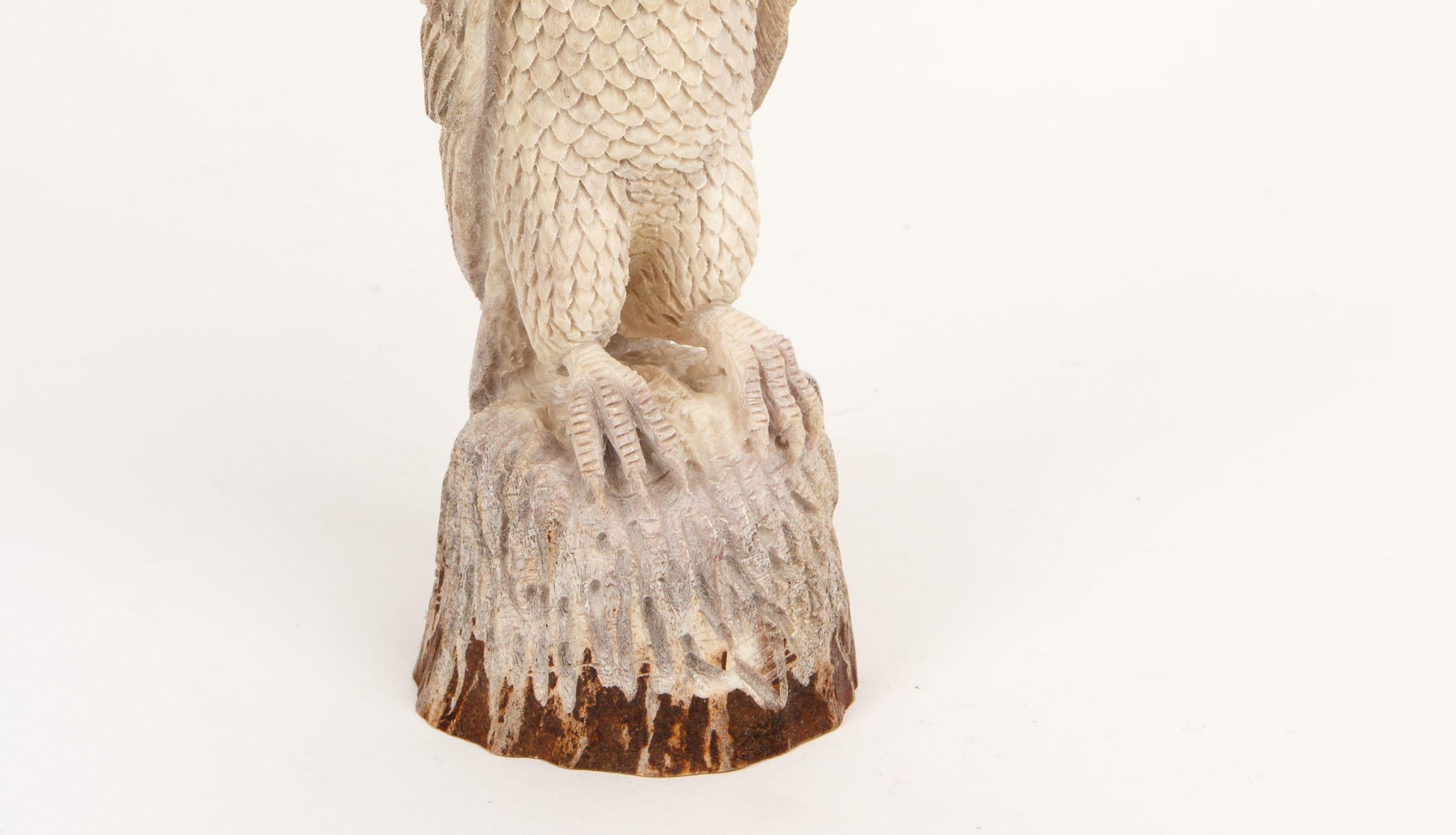 Sculpté à la main Aigle sculpté dans du bois d'orignal provenant d'une coulée naturelle en vente