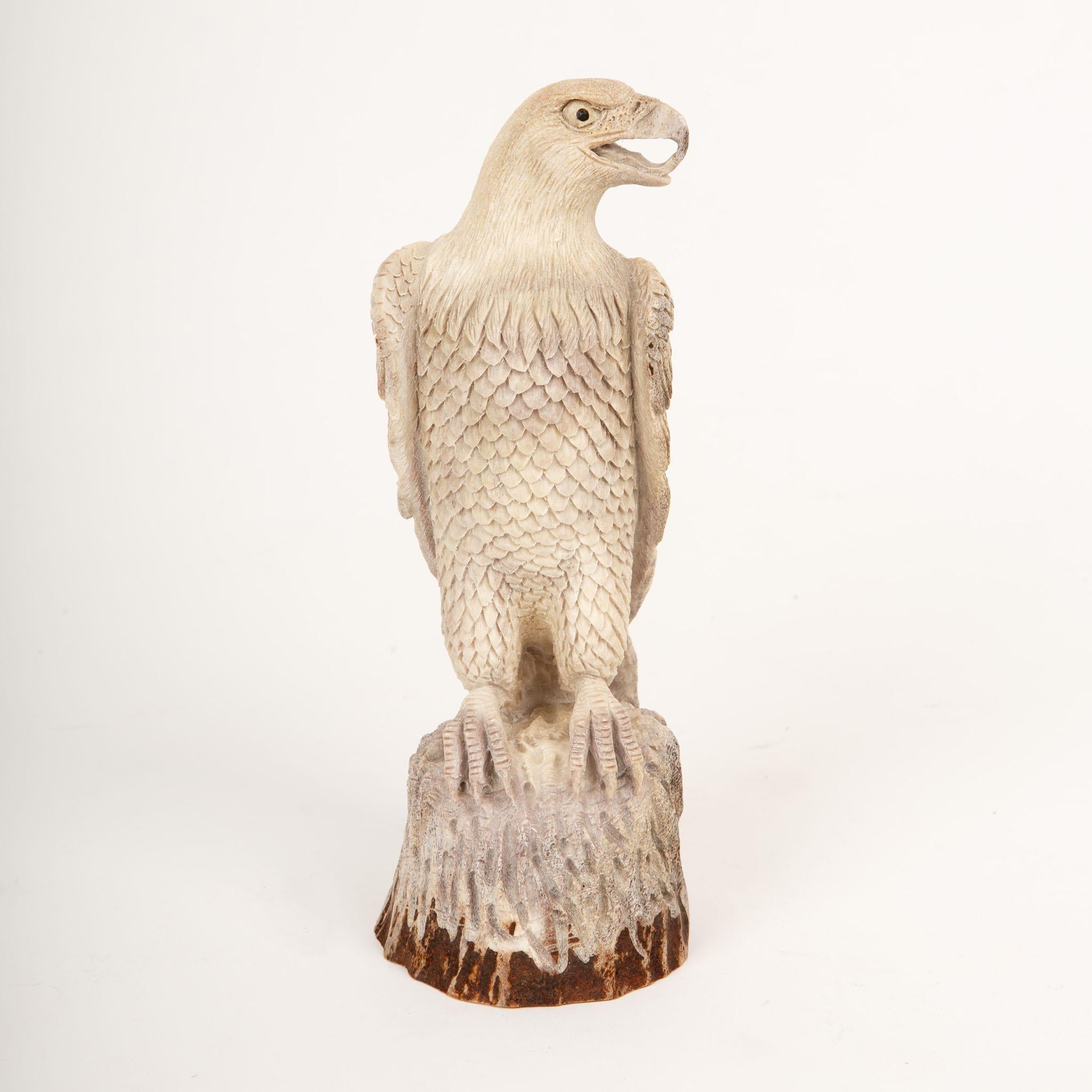 Aigle sculpté dans du bois d'orignal provenant d'une coulée naturelle Neuf - En vente à New York, NY