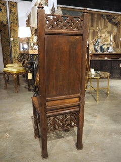 Sedia gotica francese intricatamente intagliata, con stemma coronato, Circa 1870