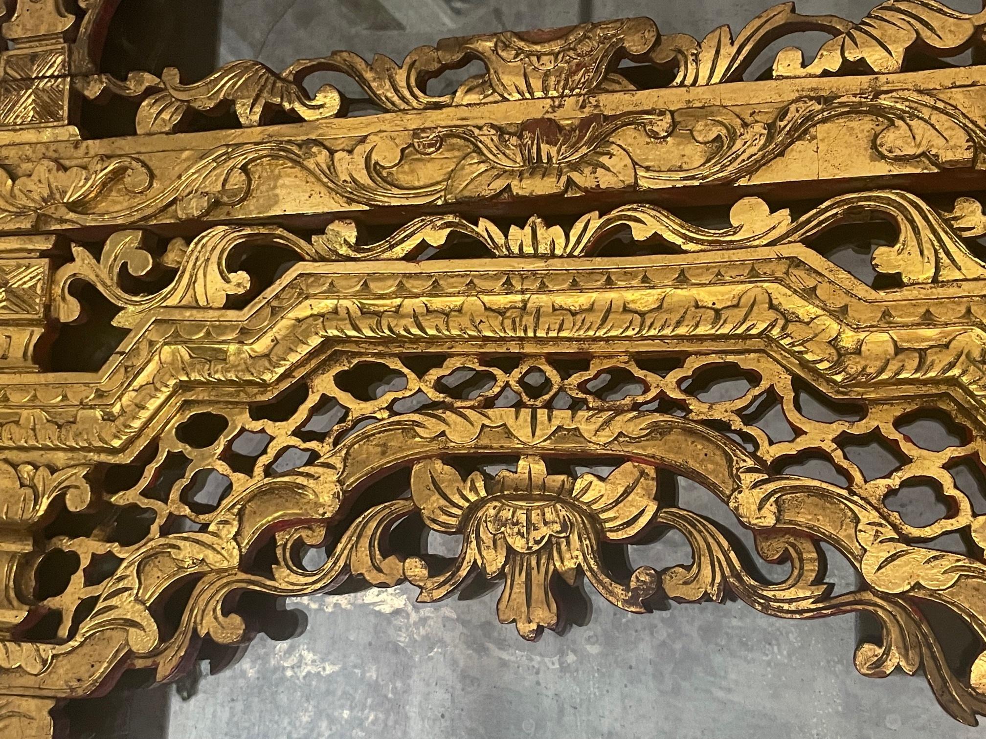 Intricately Carved Gilded Qing Dynasty Chinese Mirror In Good Condition In Hopewell, NJ