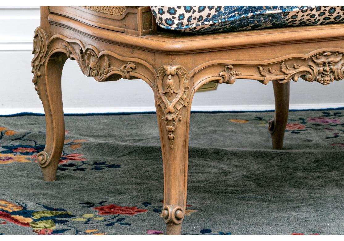 Tavolozza in stile Louis Cane intricatamente intagliata con cuscino personalizzato in vendita 4