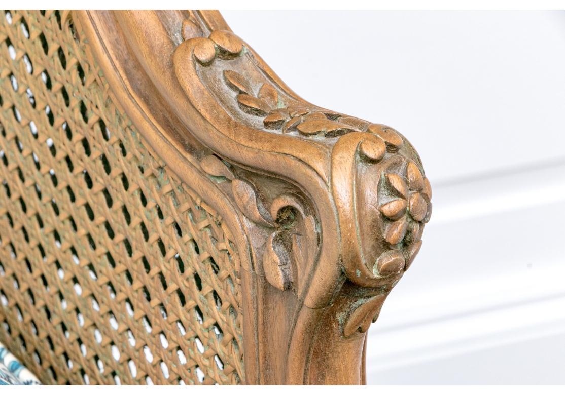 Tavolozza in stile Louis Cane intricatamente intagliata con cuscino personalizzato in vendita 5