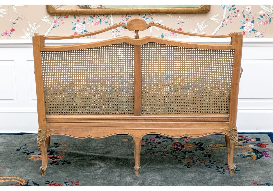 Tavolozza in stile Louis Cane intricatamente intagliata con cuscino personalizzato in vendita 6