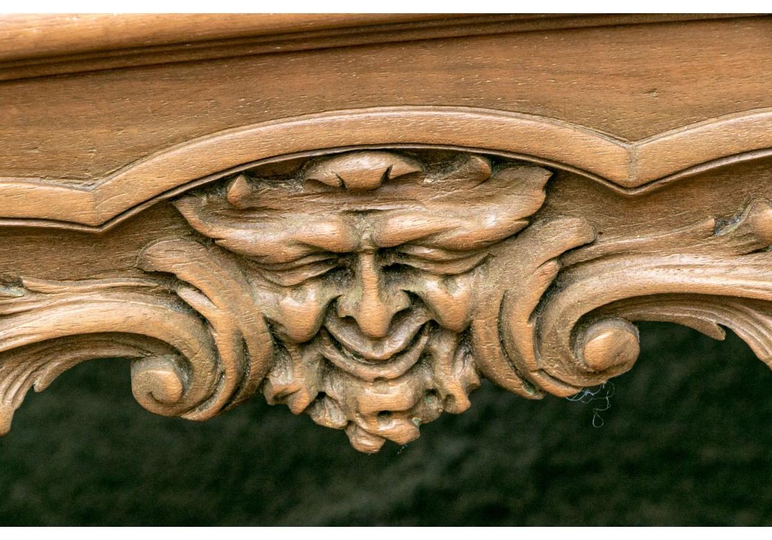 Tavolozza in stile Louis Cane intricatamente intagliata con cuscino personalizzato in vendita 8