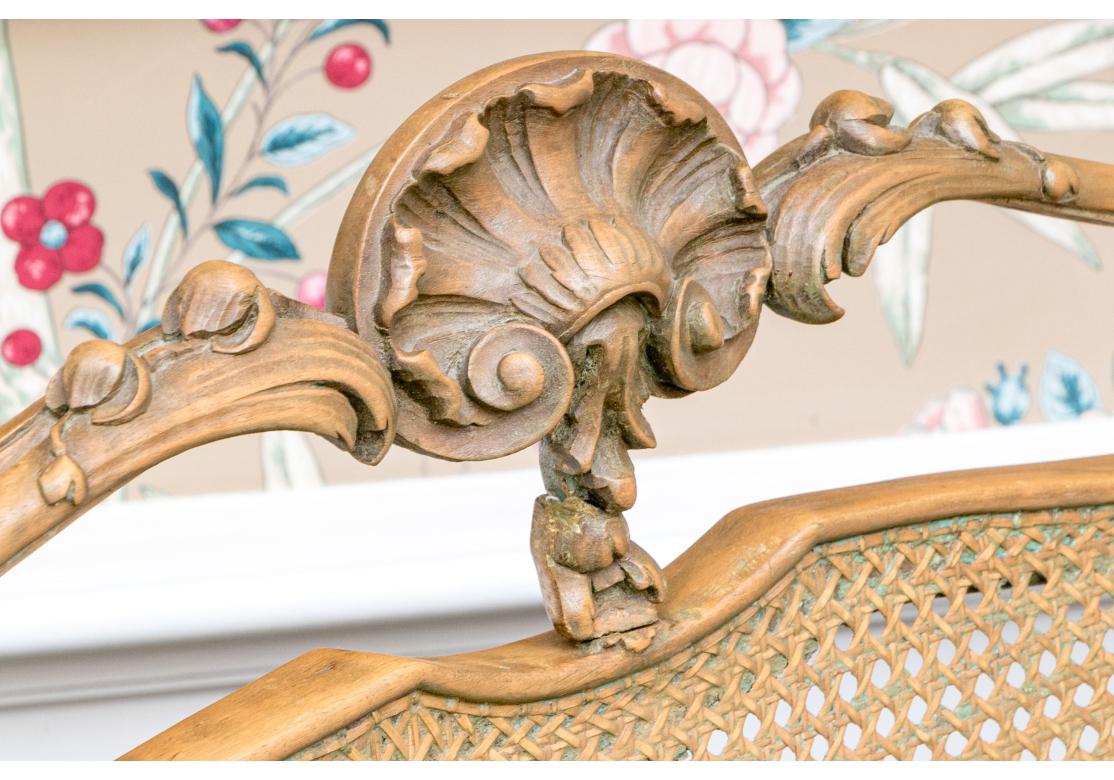Tavolozza in stile Louis Cane intricatamente intagliata con cuscino personalizzato in vendita 9
