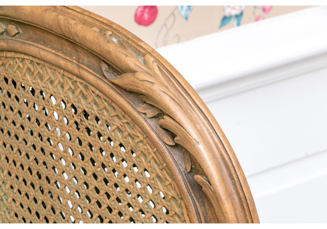 Tavolozza in stile Louis Cane intricatamente intagliata con cuscino personalizzato in vendita 10