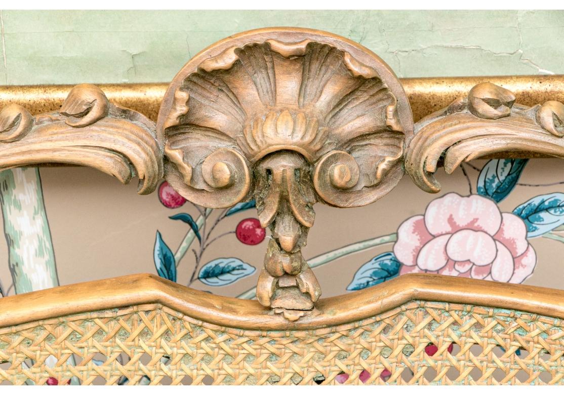 Luigi XV Tavolozza in stile Louis Cane intricatamente intagliata con cuscino personalizzato in vendita