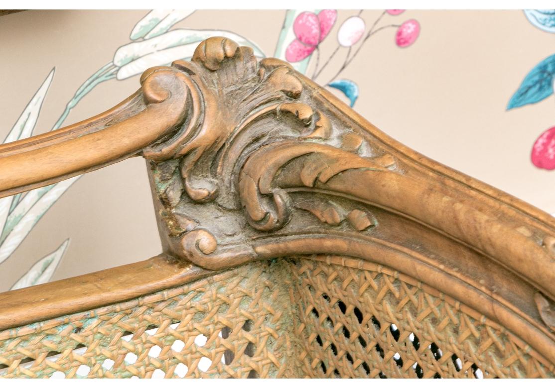 Intagliato Tavolozza in stile Louis Cane intricatamente intagliata con cuscino personalizzato in vendita