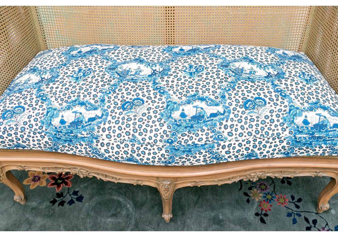 Tavolozza in stile Louis Cane intricatamente intagliata con cuscino personalizzato In condizioni discrete in vendita a Bridgeport, CT