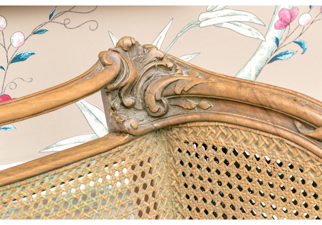 Tavolozza in stile Louis Cane intricatamente intagliata con cuscino personalizzato in vendita 2