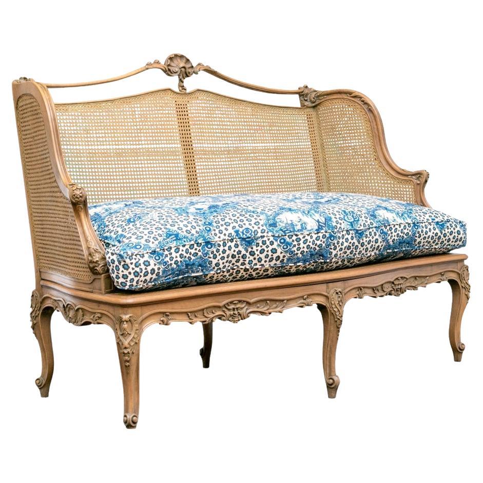 Tavolozza in stile Louis Cane intricatamente intagliata con cuscino personalizzato in vendita