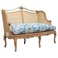 Aufwendig geschnitzte Louis XV Stil Cane Settee mit benutzerdefinierten Kissen