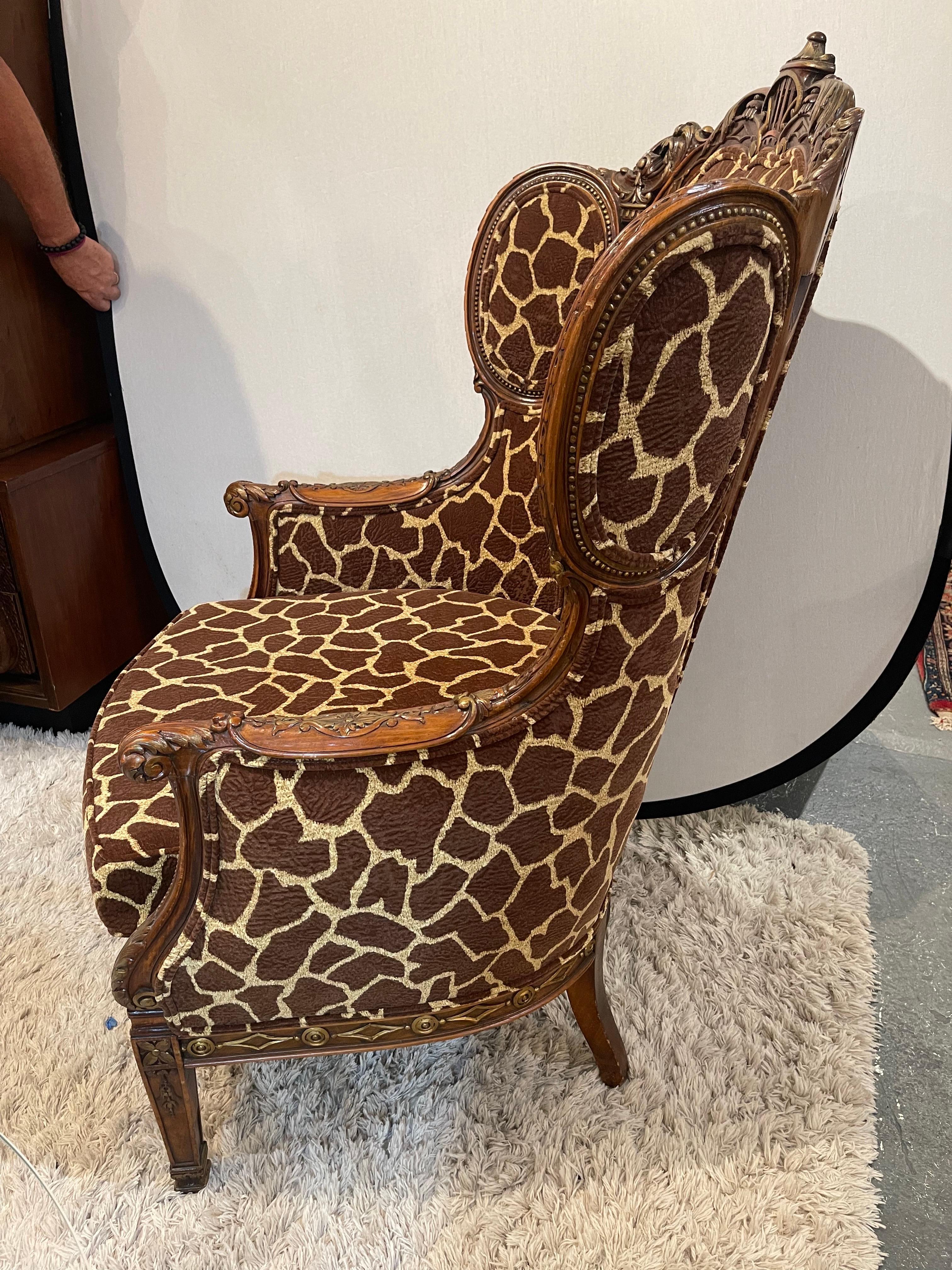 Chaise à oreilles Pagode en acajou, sculptée de façon complexe en vente 5