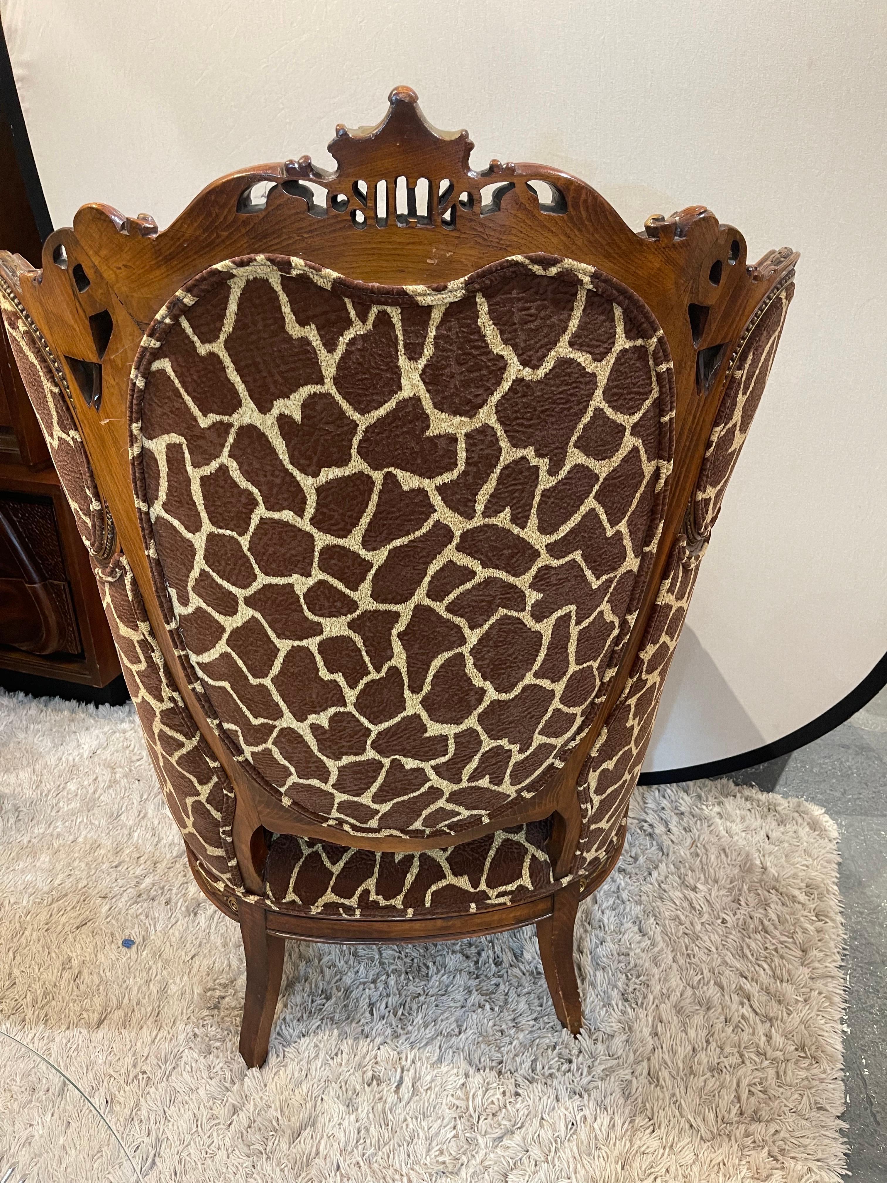 Chaise à oreilles Pagode en acajou, sculptée de façon complexe en vente 6