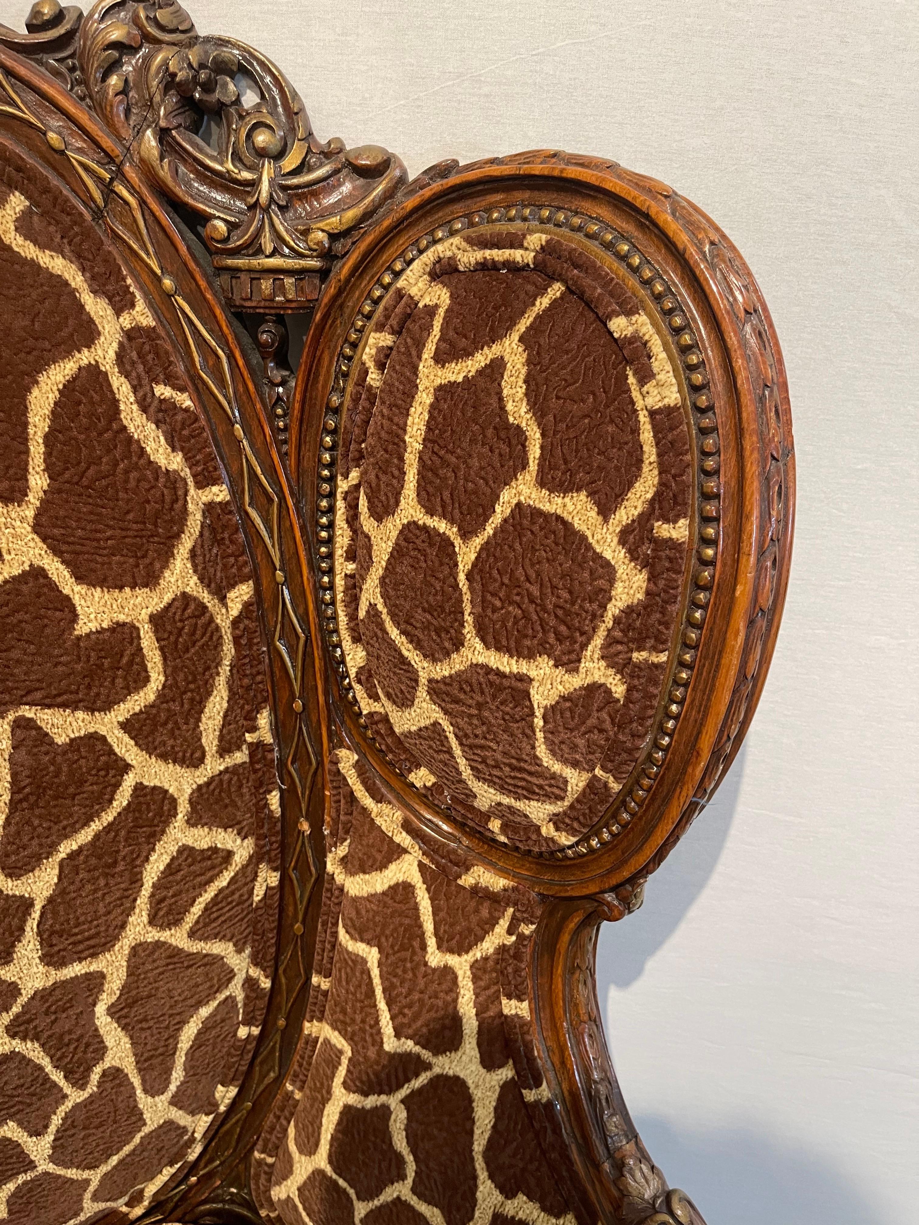 Chaise à oreilles Pagode en acajou, sculptée de façon complexe en vente 7