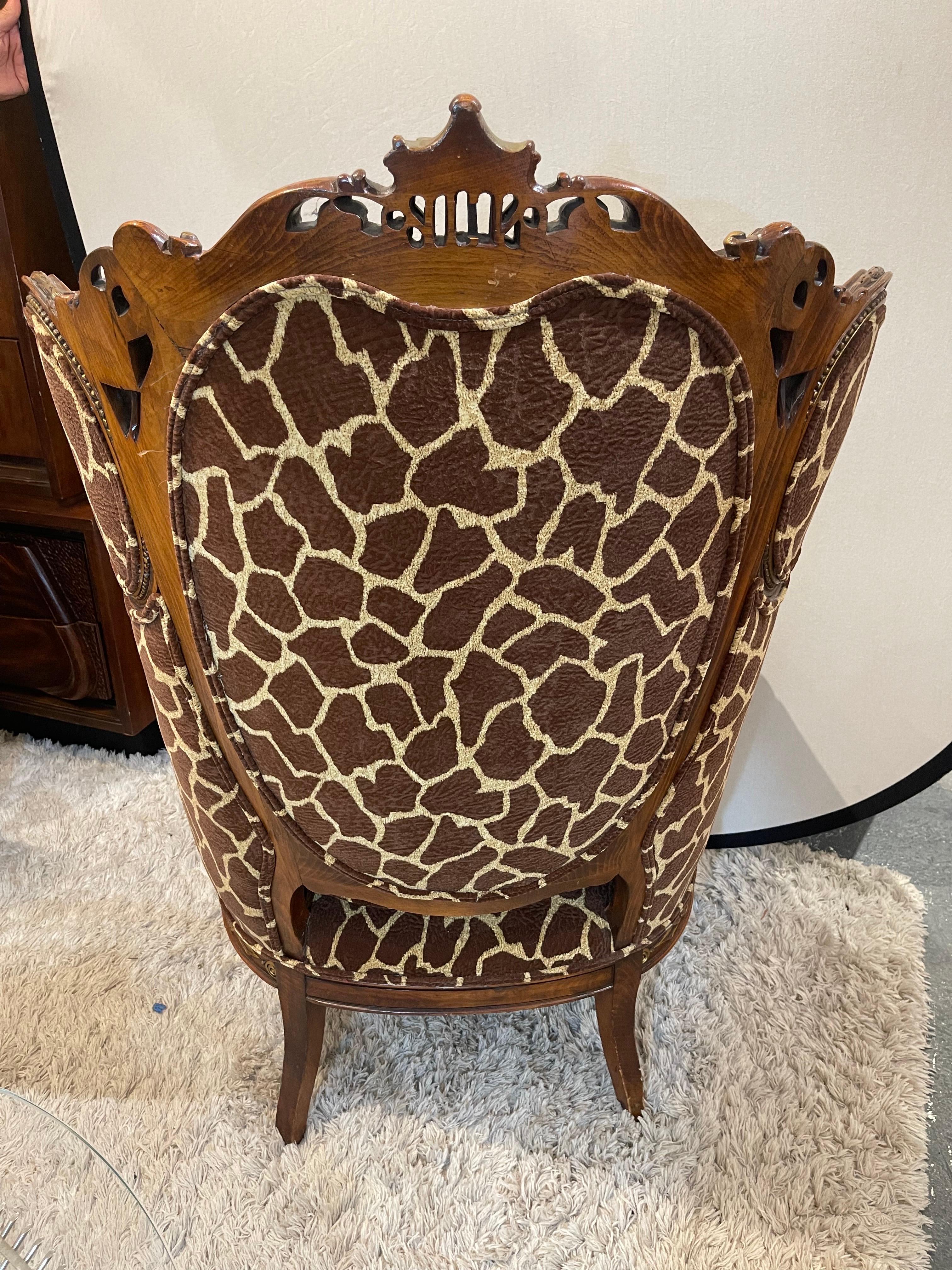 Chaise à oreilles Pagode en acajou, sculptée de façon complexe en vente 8