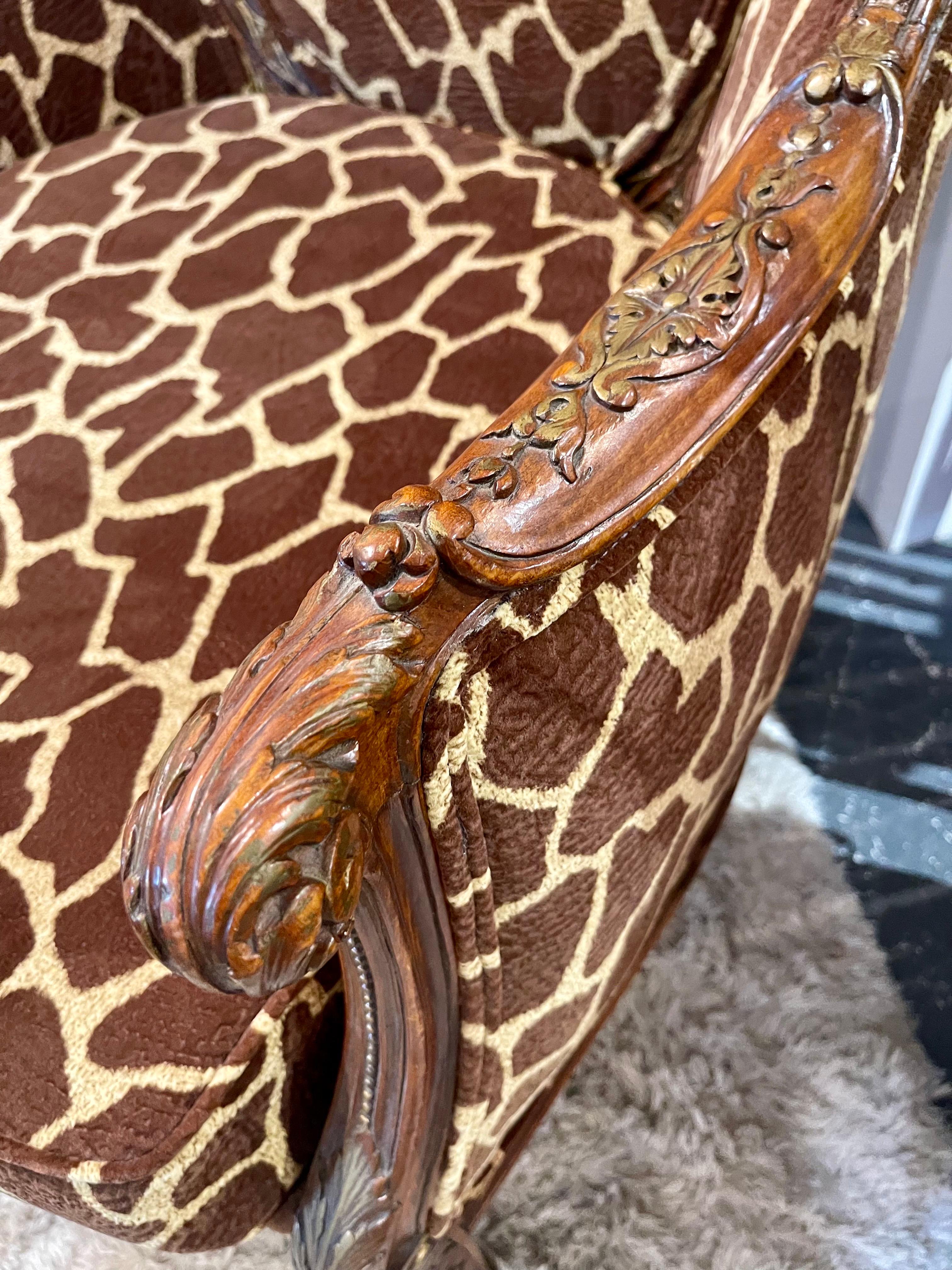 Chaise à oreilles en acajou élégamment sculptée avec une tapisserie plus récente.  Les sculptures de l'ensemble de la pièce sont vraiment uniques et sont présentées dans les photos ci-jointes.  Il est très confortable et sera la pièce maîtresse de