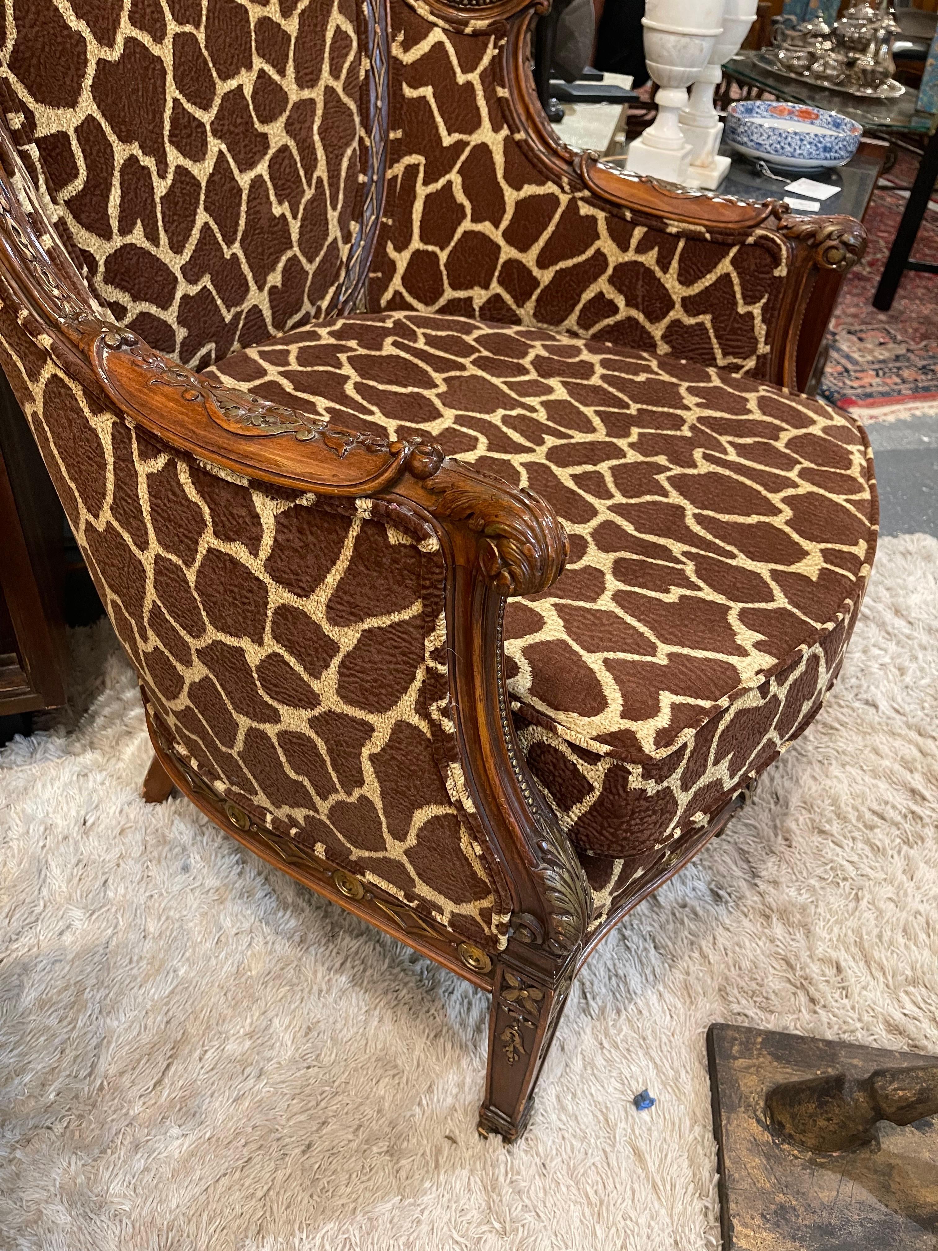 Tissu Chaise à oreilles Pagode en acajou, sculptée de façon complexe en vente