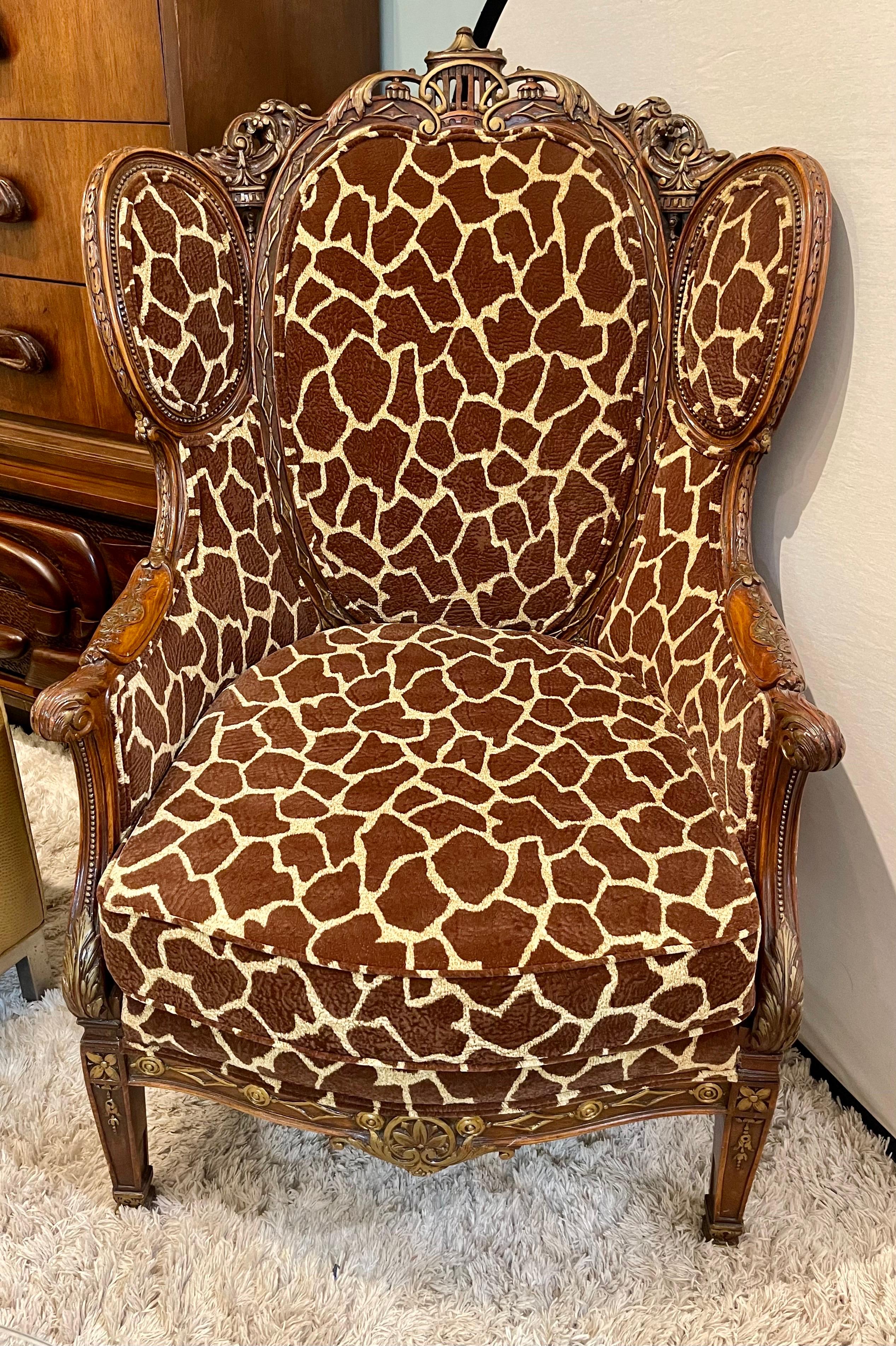 Chaise à oreilles Pagode en acajou, sculptée de façon complexe en vente 2