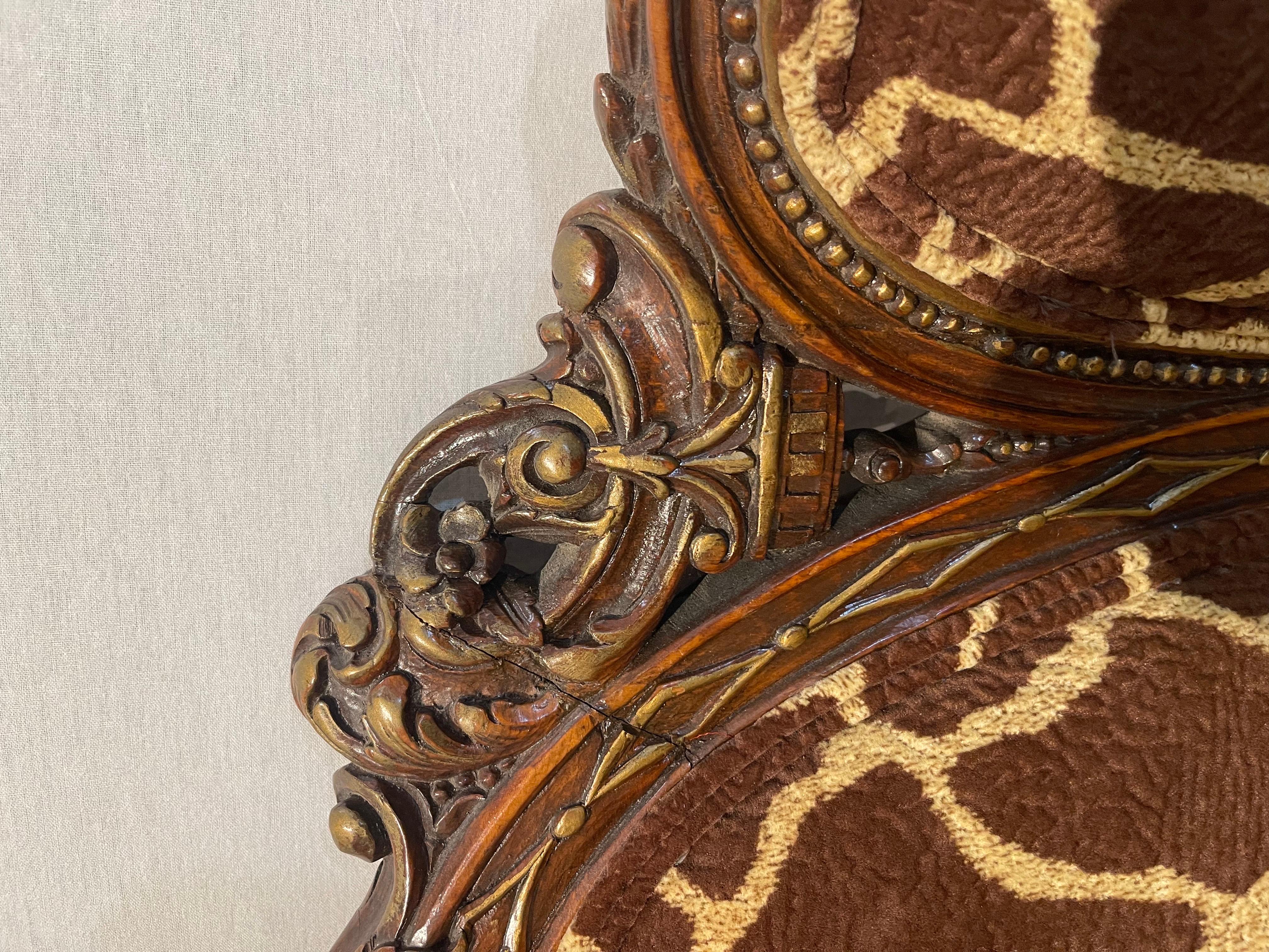 Chaise à oreilles Pagode en acajou, sculptée de façon complexe en vente 3